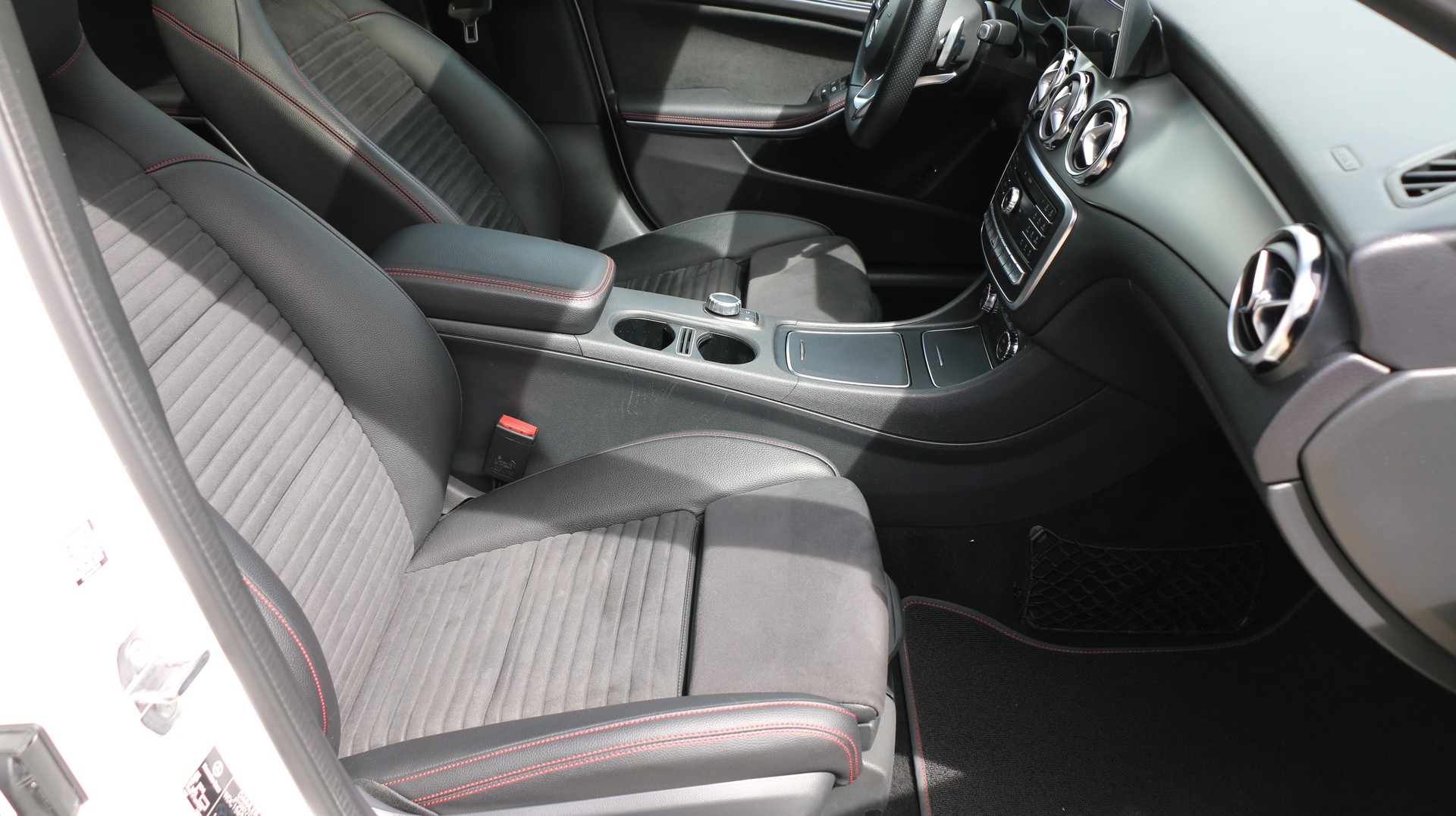 MERCEDES-BENZ GLA 250 AMG Line 4Matic-image-17