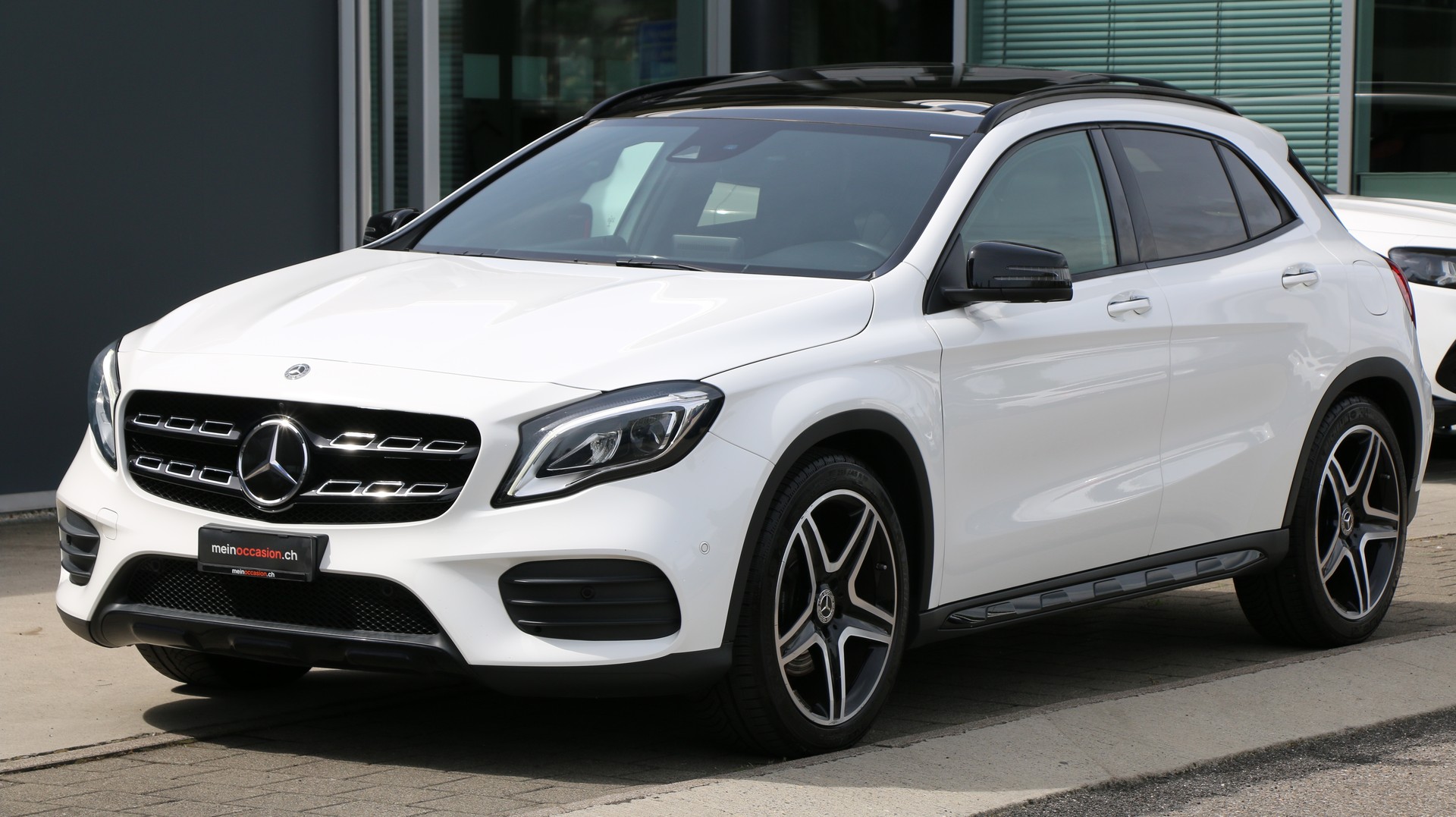 MERCEDES-BENZ GLA 250 AMG Line 4Matic-image-1