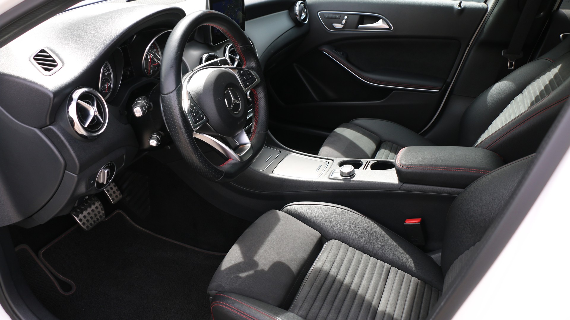 MERCEDES-BENZ GLA 250 AMG Line 4Matic-image-9