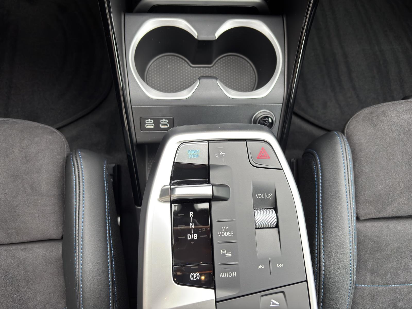 BMW iX1 30 xDrive M Sportpaket Pro-image-11