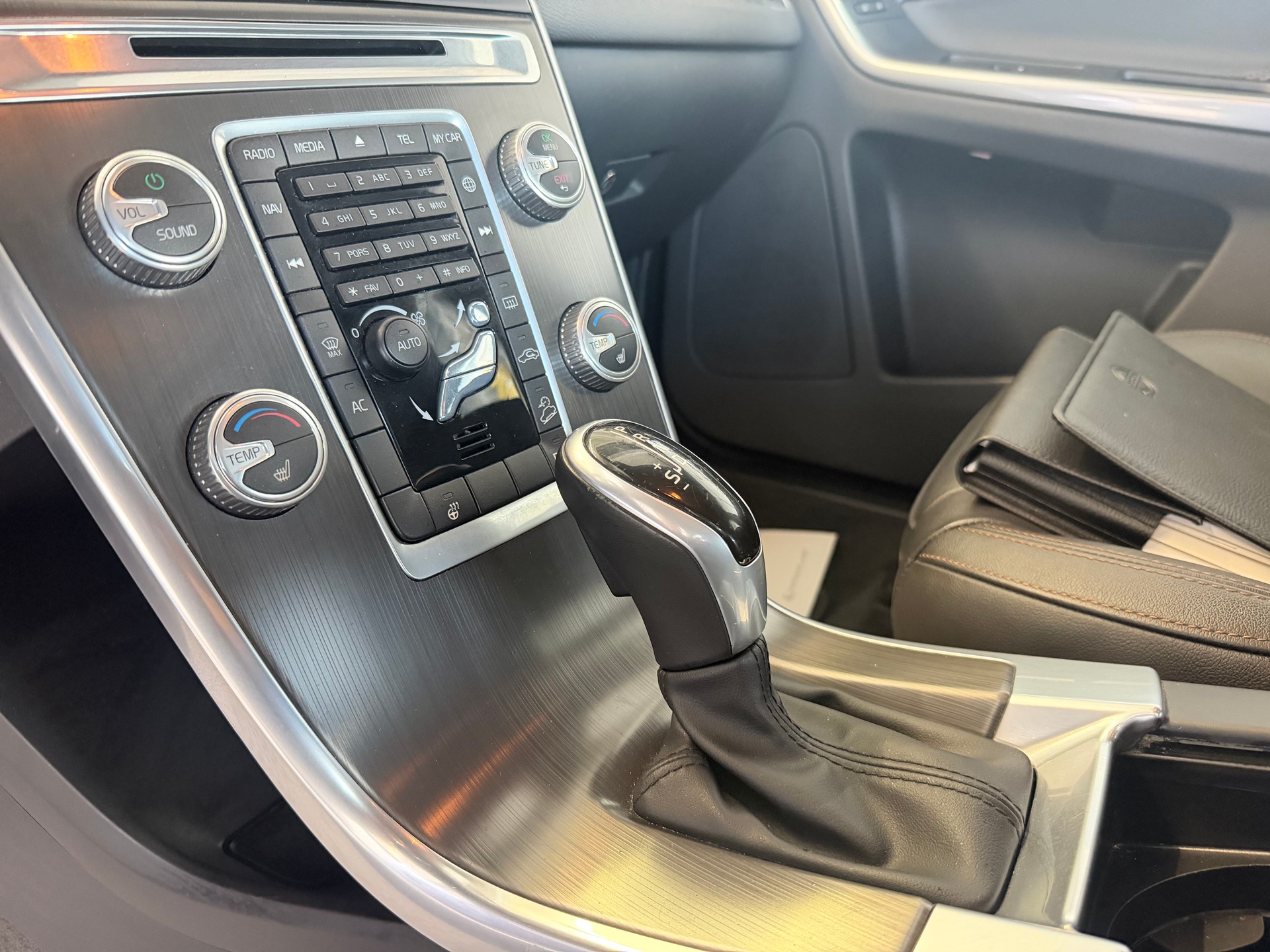 VOLVO XC60 D4 AWD Summum Geartronic-image-8