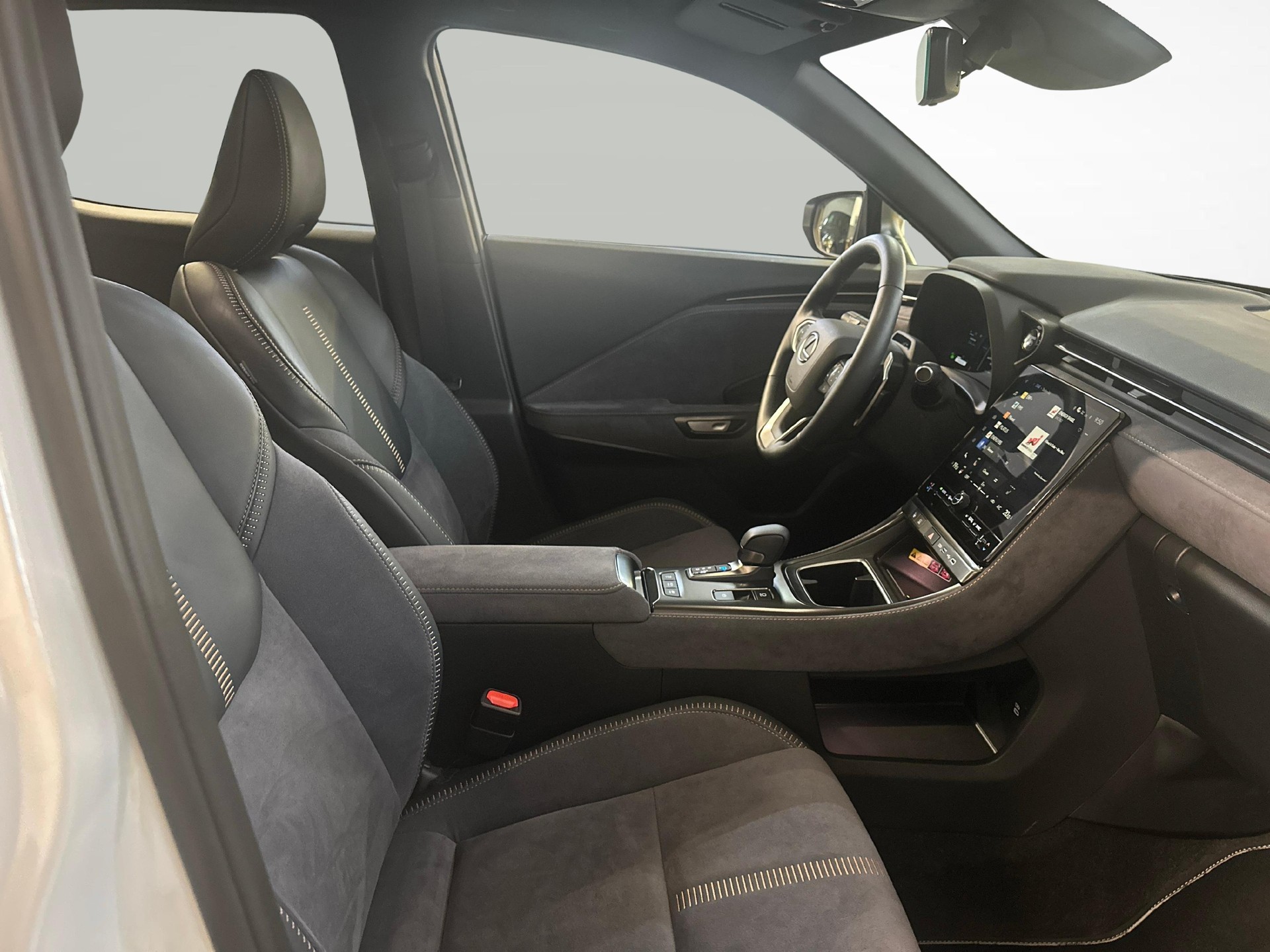LEXUS LBX 1.5 Hybrid Cool AWD-image-9