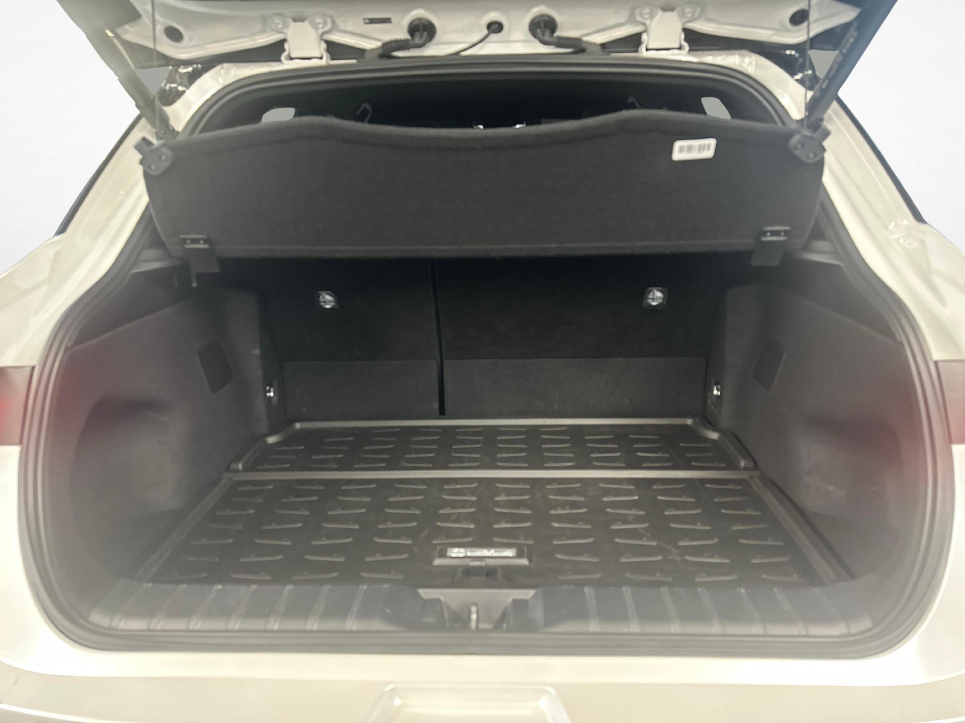 LEXUS LBX 1.5 Hybrid Cool AWD-image-11