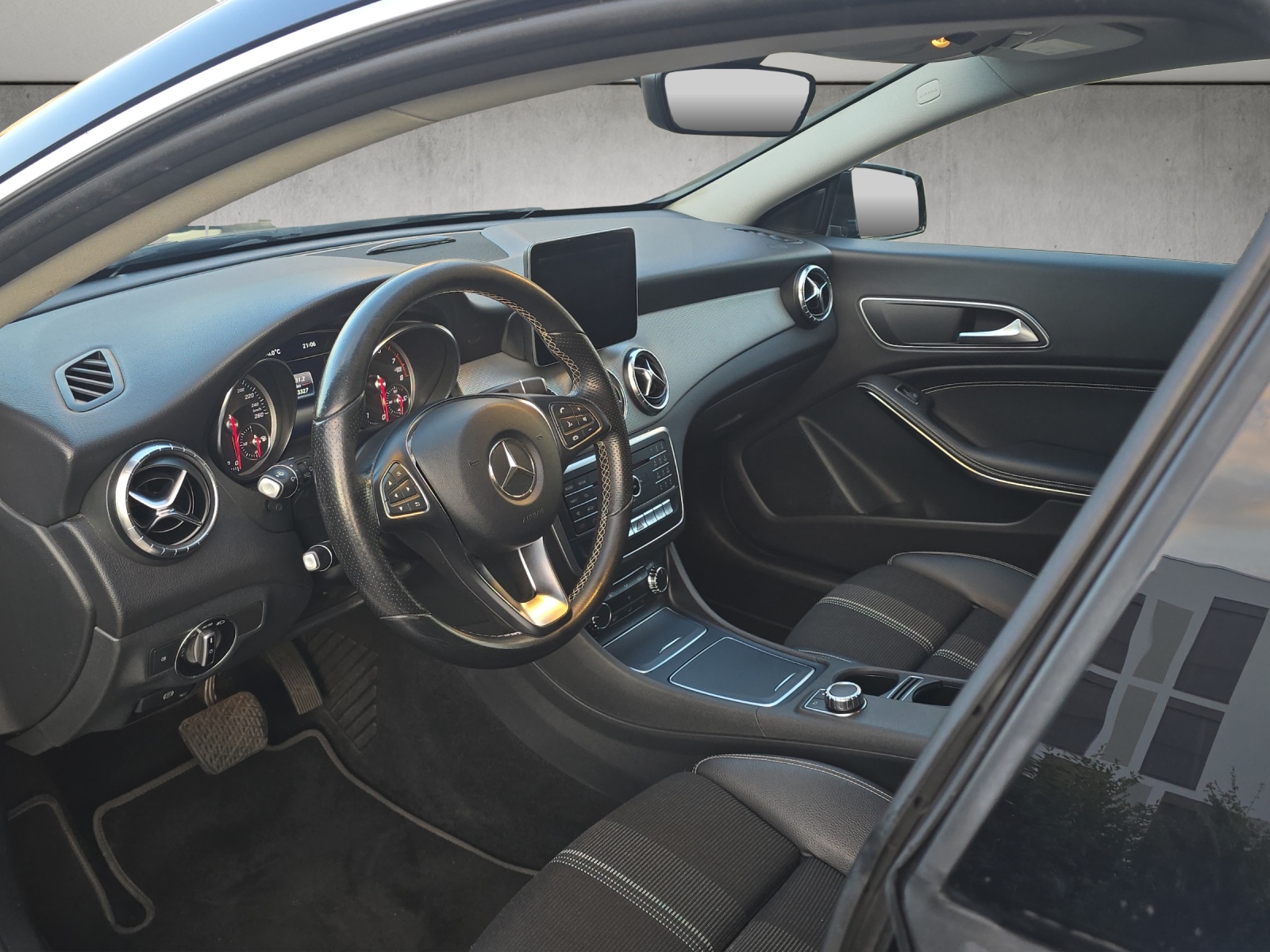 MERCEDES-BENZ CLA Shooting Brake 200 Night Star 7G-DCT-image-9