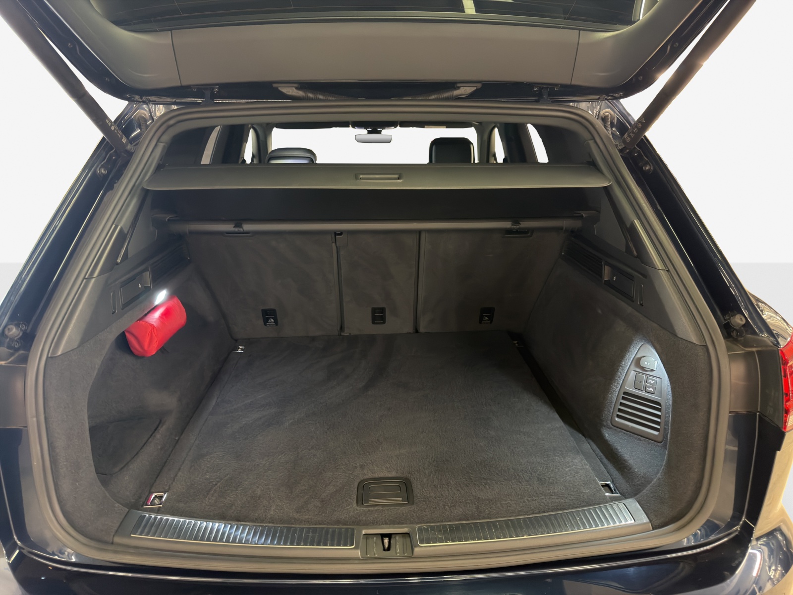 VW Touareg 3.0 TDI R Line Tiptronic-image-12