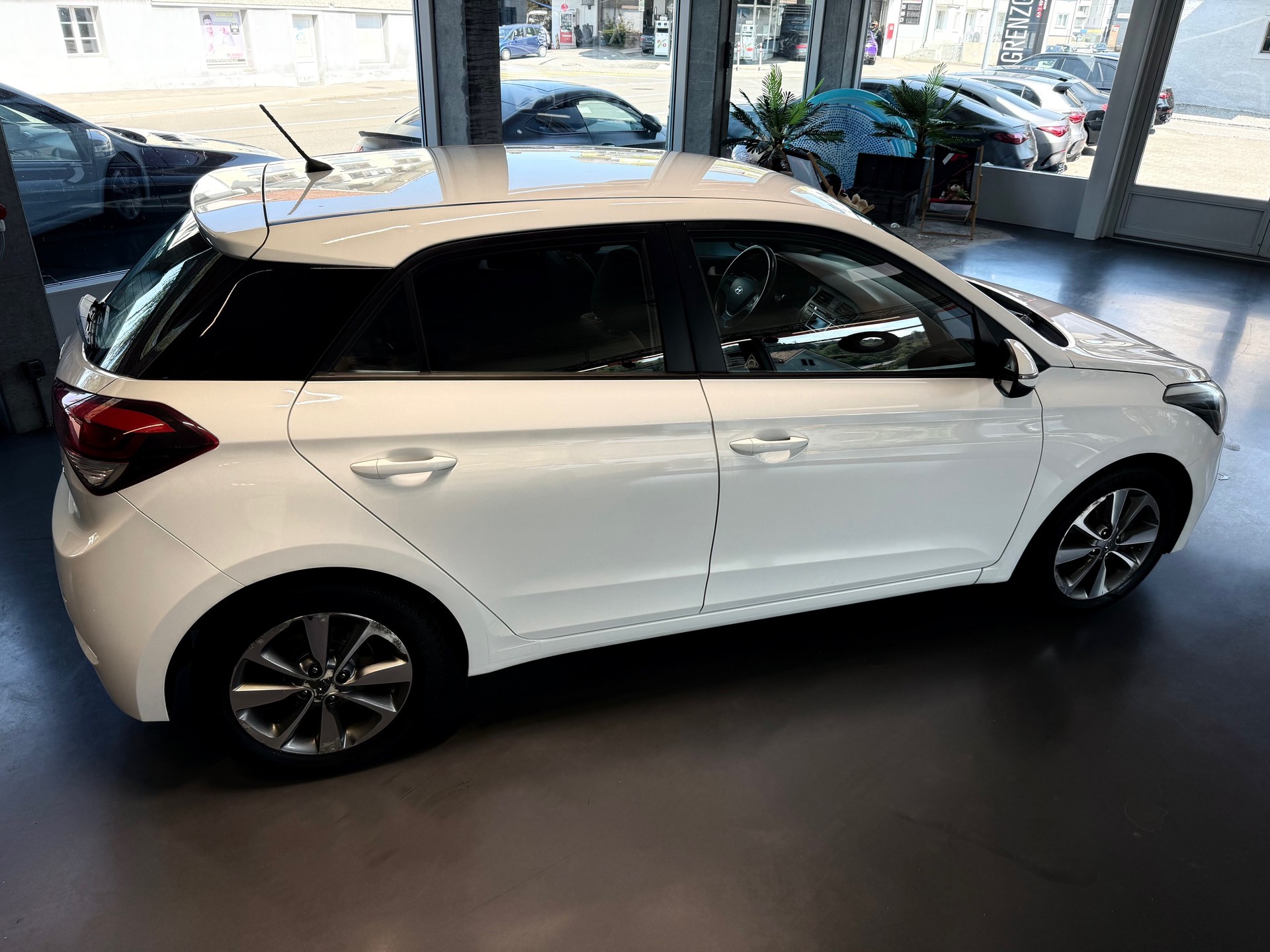 HYUNDAI i20 1.4 Vertex Automatic-image-4