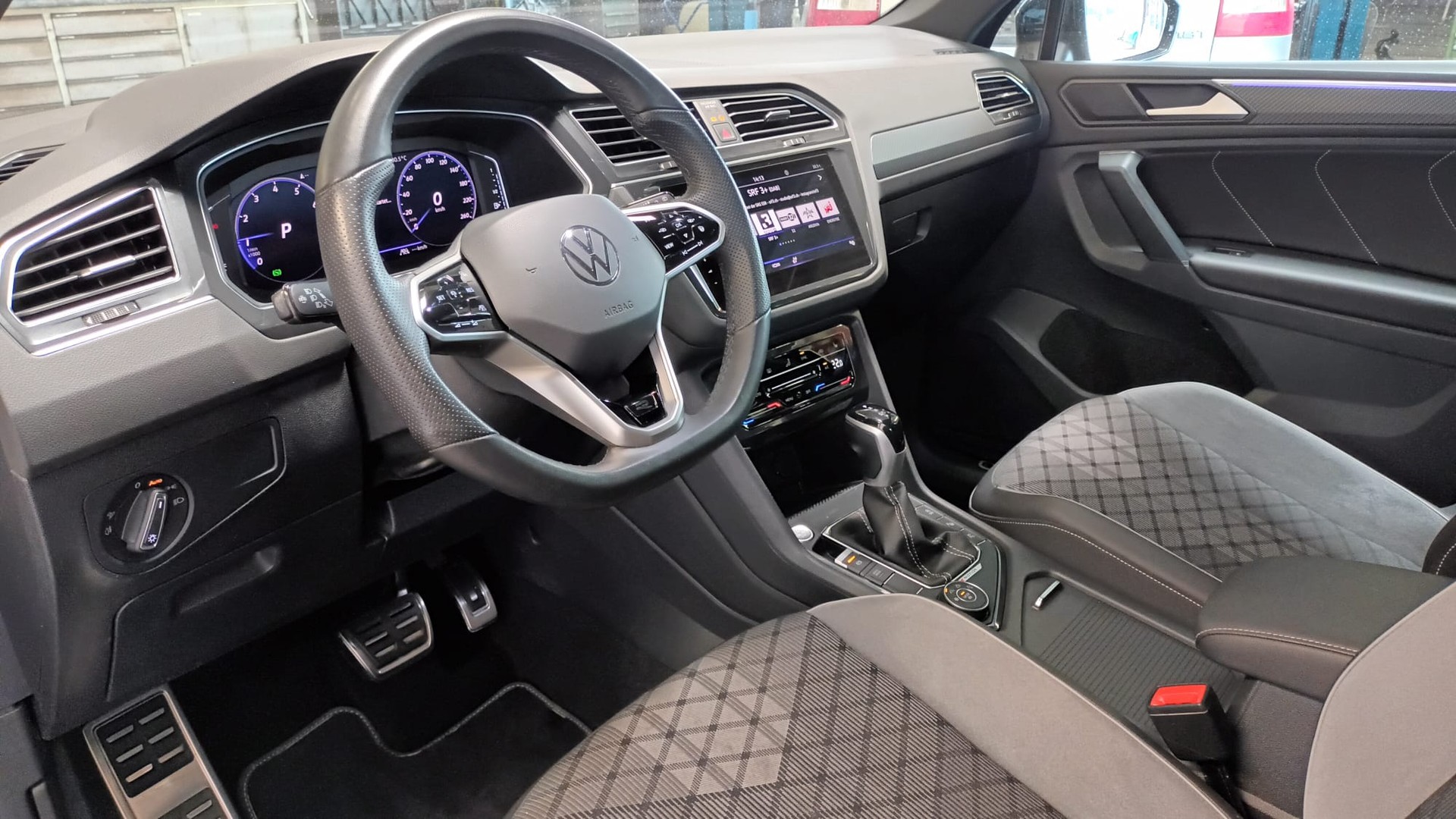 VW Tiguan 2.0TSI R-Line 4Motion DSG-image-8
