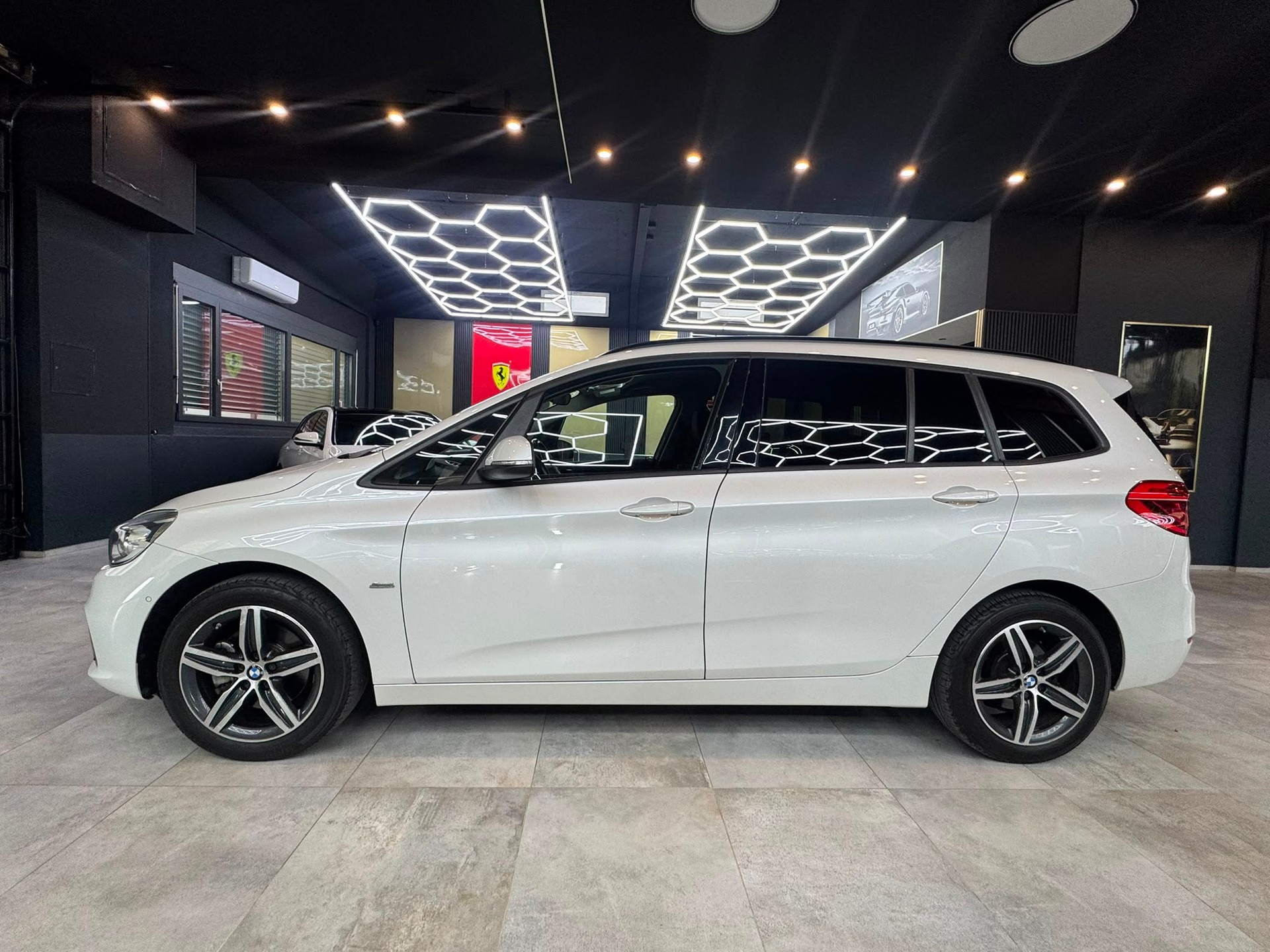 BMW 218d xDrive Gran Tourer Sport Line-image-7