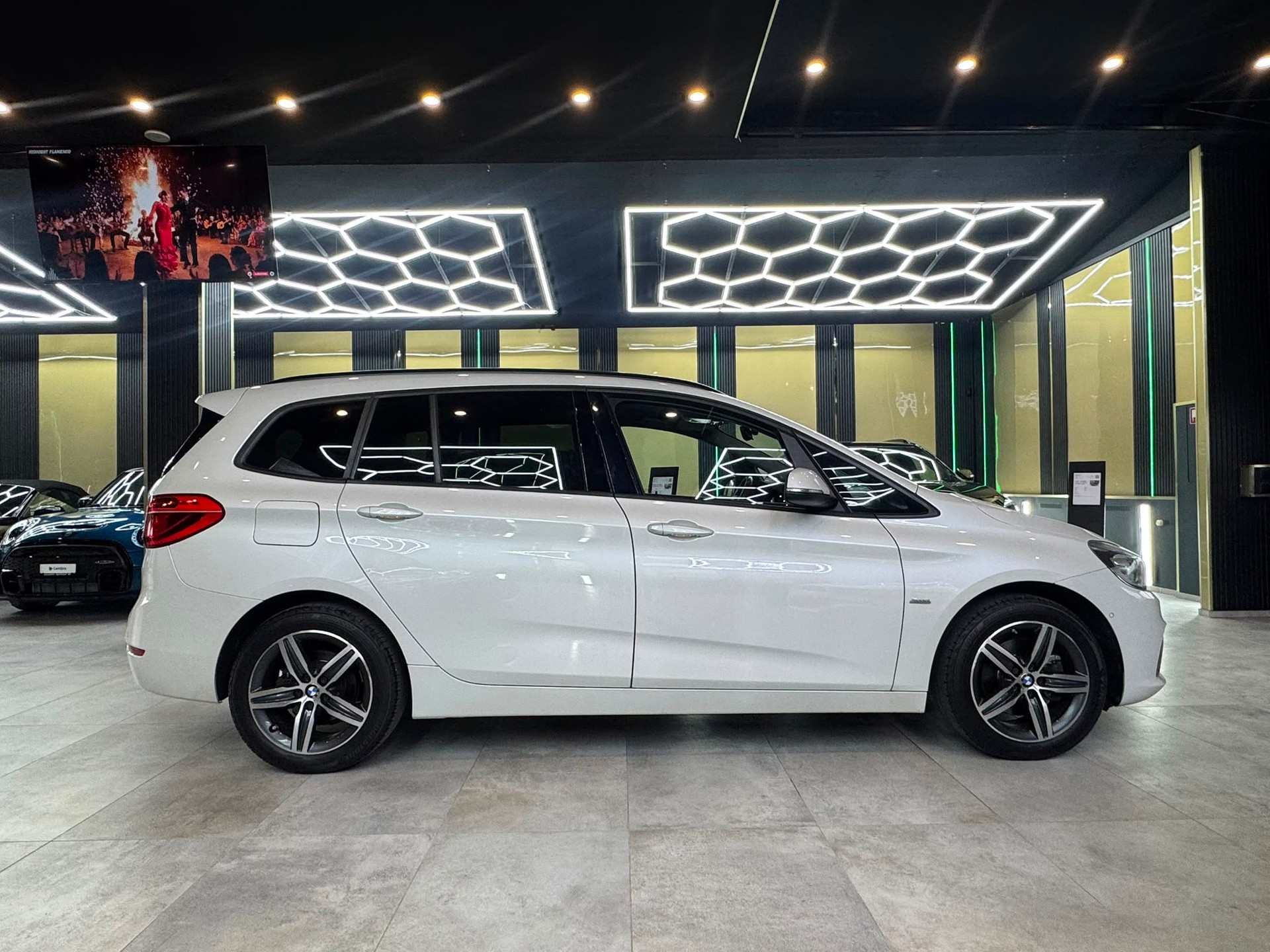 BMW 218d xDrive Gran Tourer Sport Line-image-3