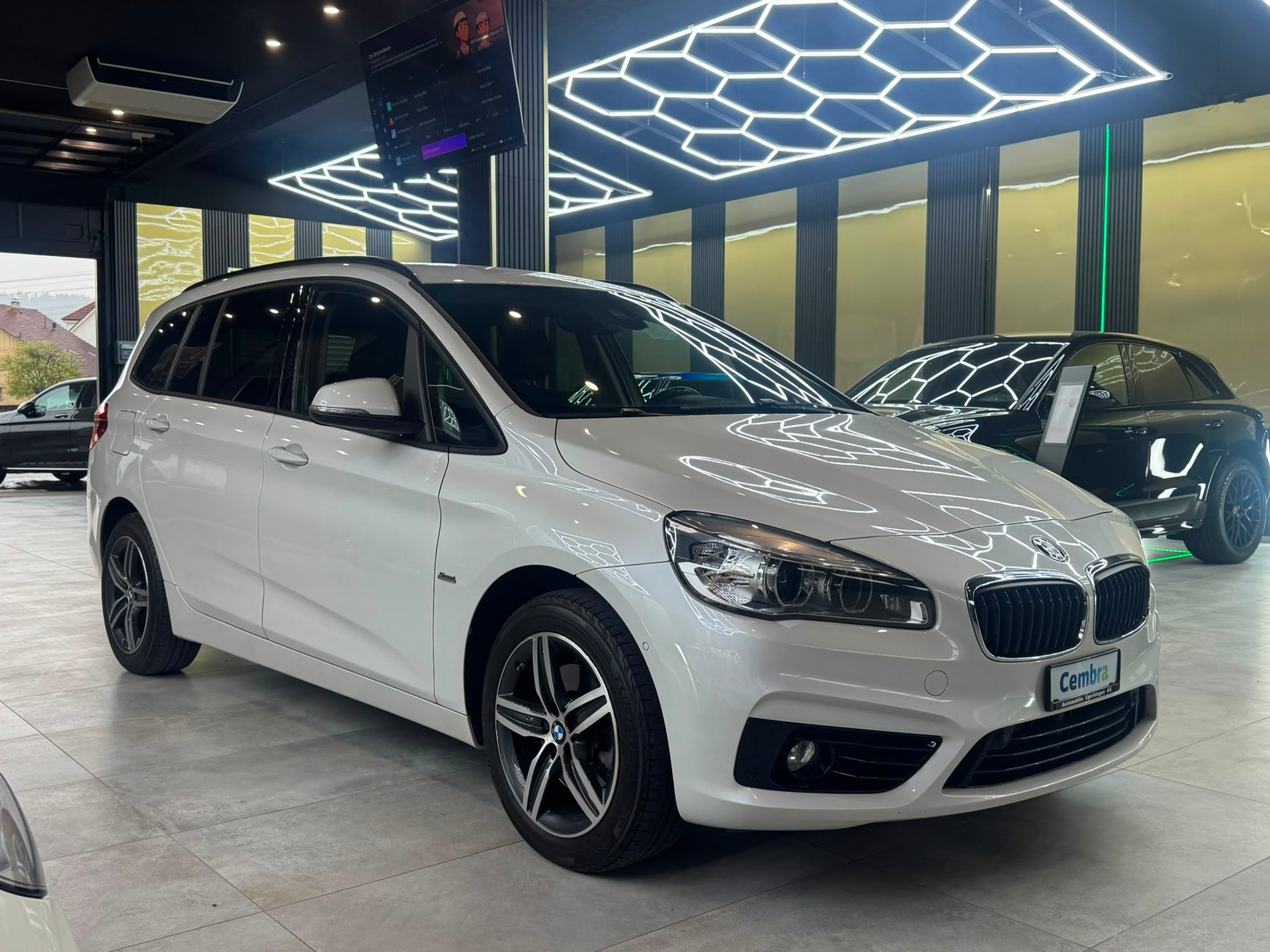 BMW 218d xDrive Gran Tourer Sport Line-image-2