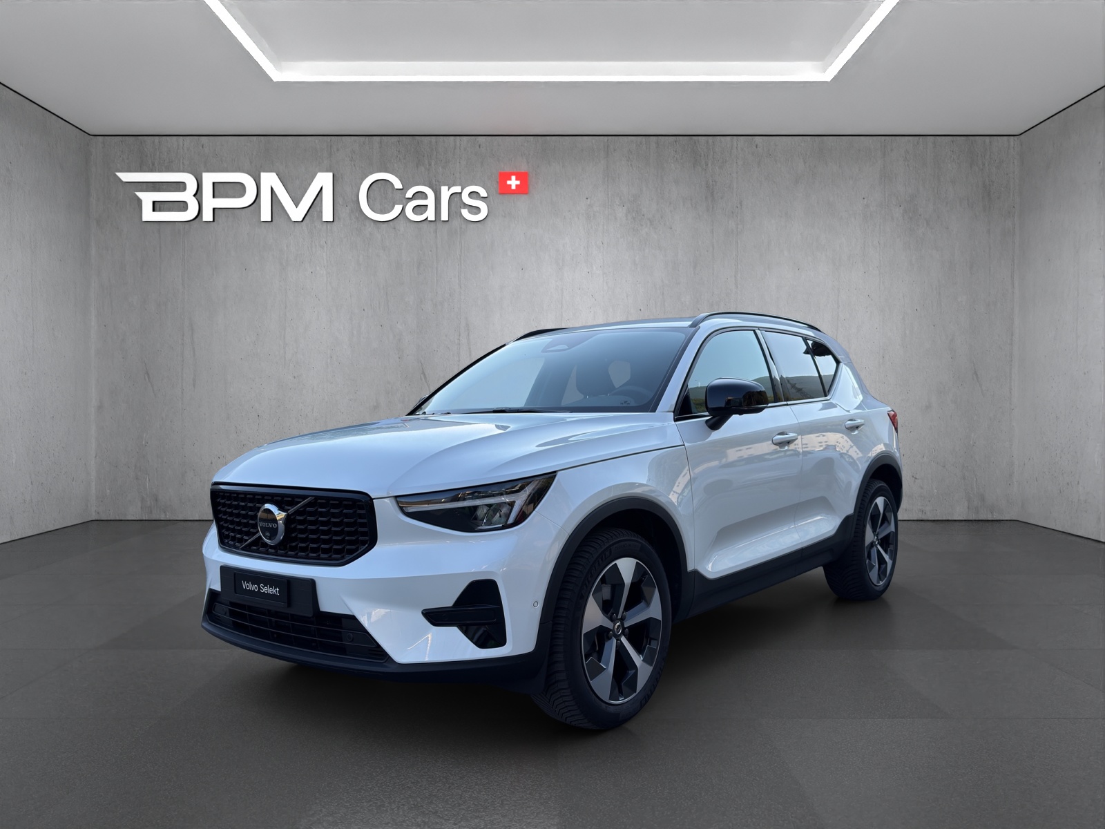 VOLVO XC40 2.0 B3 MH Plus Dark-image-0