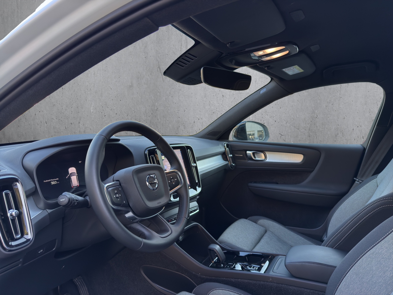 VOLVO XC40 2.0 B3 MH Plus Dark-image-5
