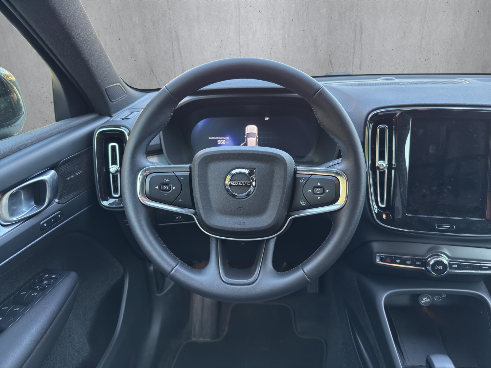 VOLVO XC40 2.0 B3 MH Plus Dark-image-11