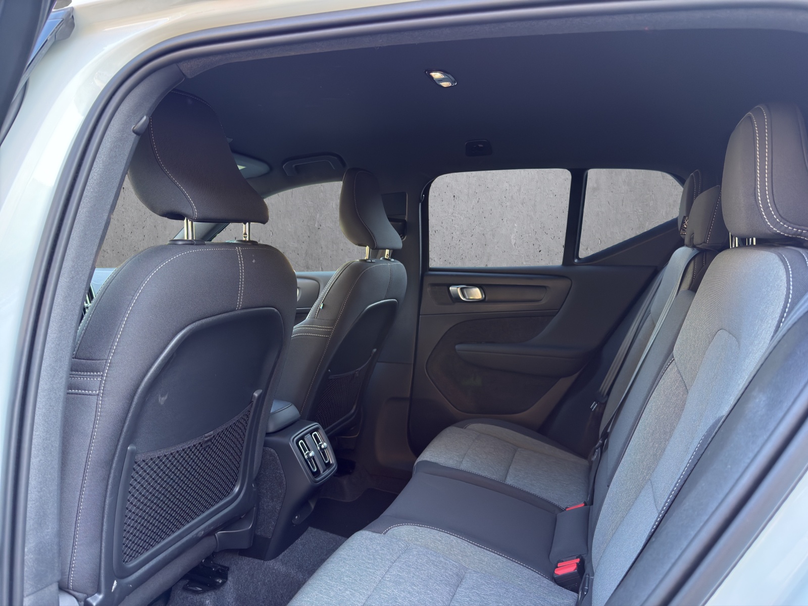 VOLVO XC40 2.0 B3 MH Plus Dark-image-14