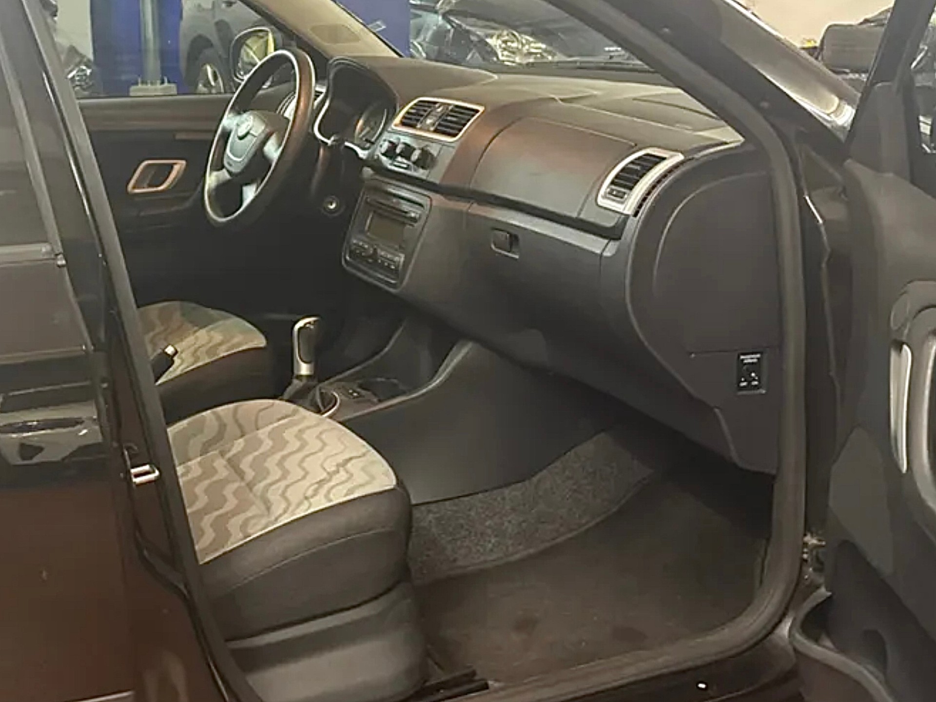 SKODA Fabia 1.2 Entry-image-10