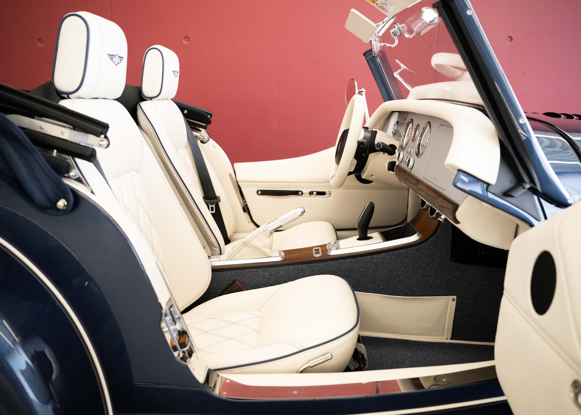 MORGAN Plus Four 2.0 Bespoke (MY 26, Swiss new car, 1 of 1 configuration, Prussian Blue Porsche metallic, 30-month warranty)-image-24