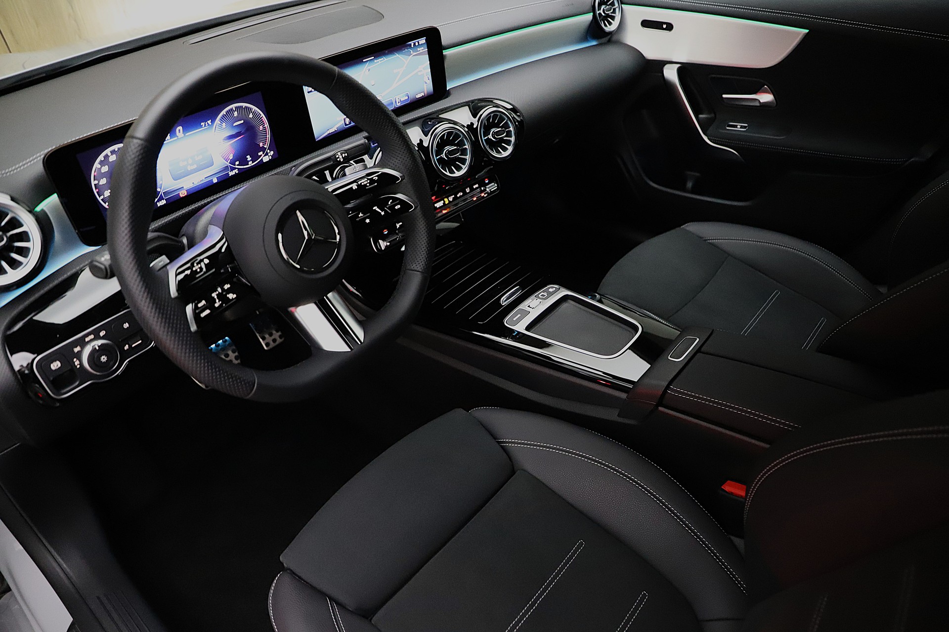 MERCEDES-BENZ CLA 200d Shooting Brake 7G-DCT AMG Line Night Edition und Advanced Plus-image-4
