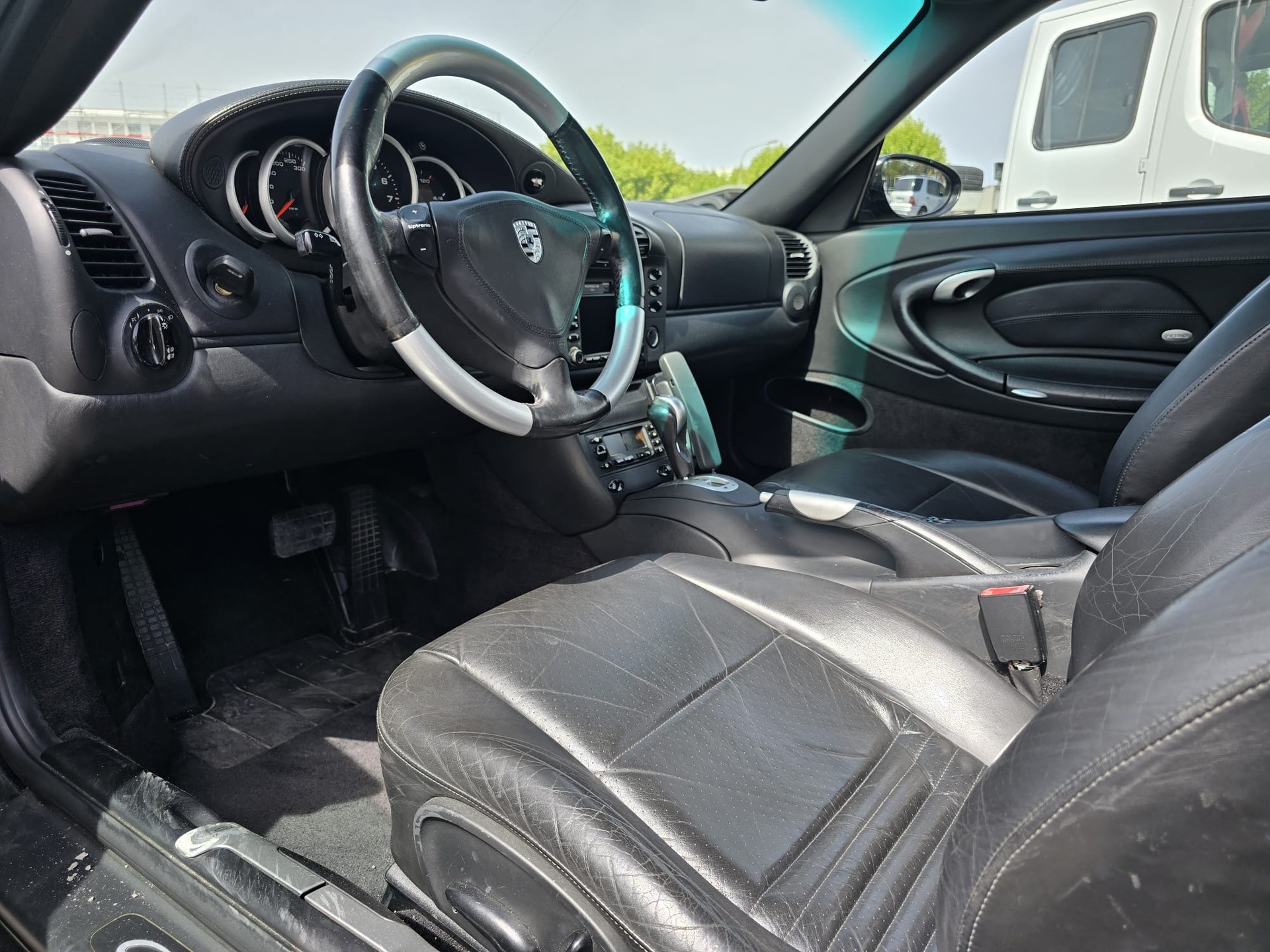 PORSCHE 911 Carrera 4-image-9