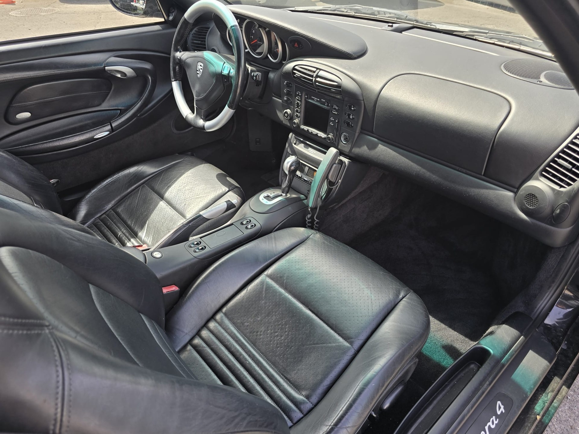 PORSCHE 911 Carrera 4-image-12