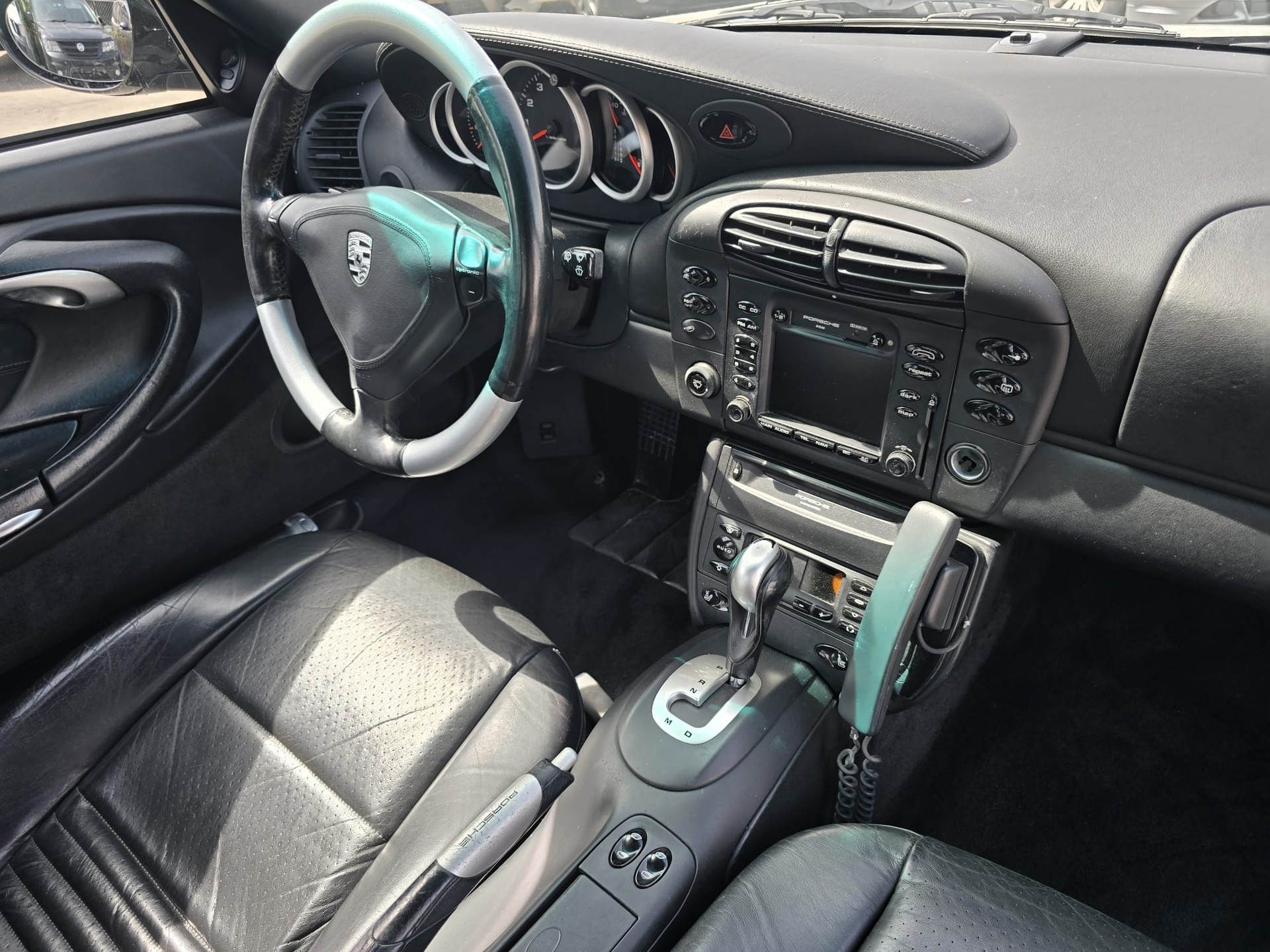 PORSCHE 911 Carrera 4-image-11