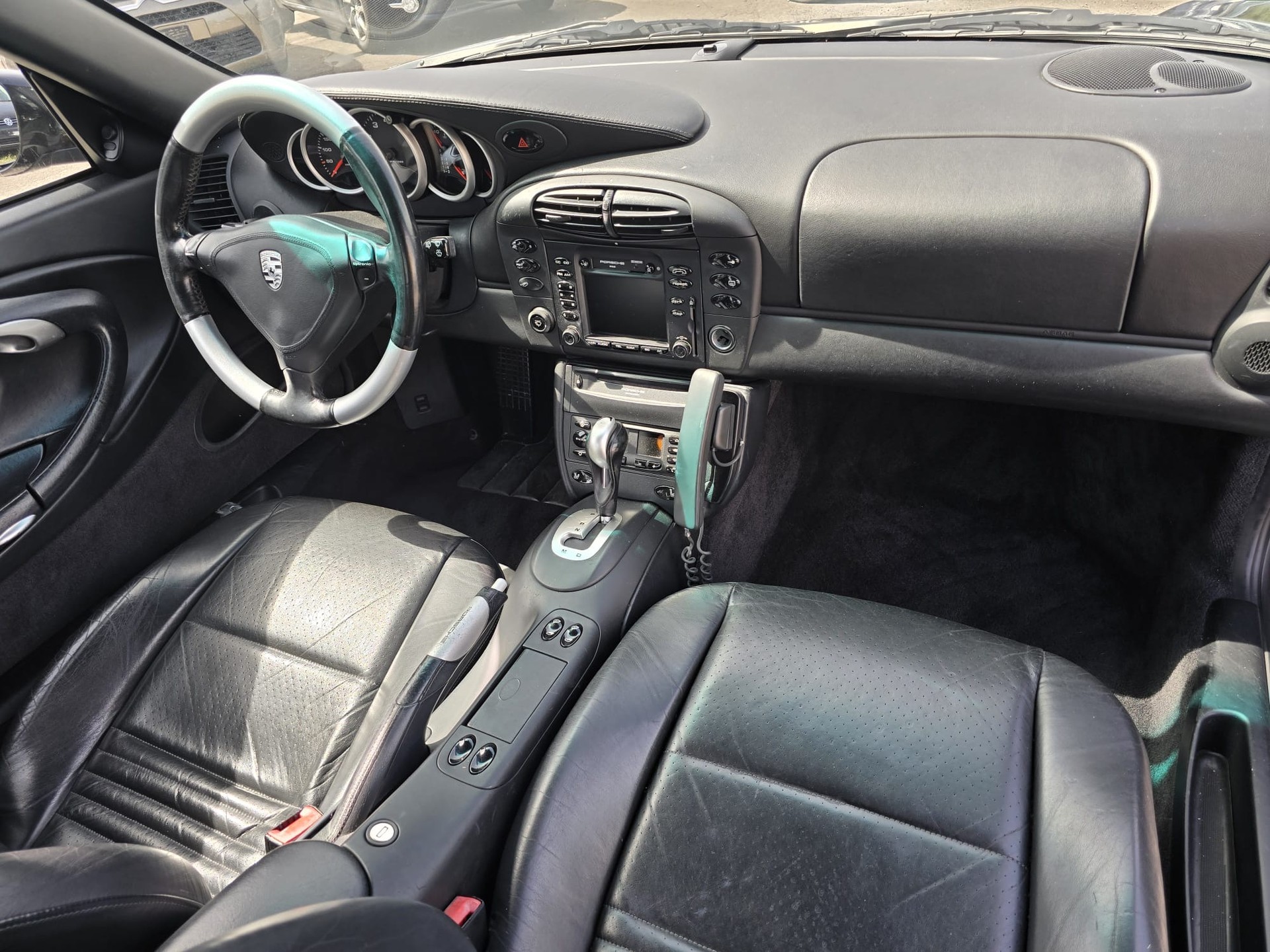 PORSCHE 911 Carrera 4-image-13