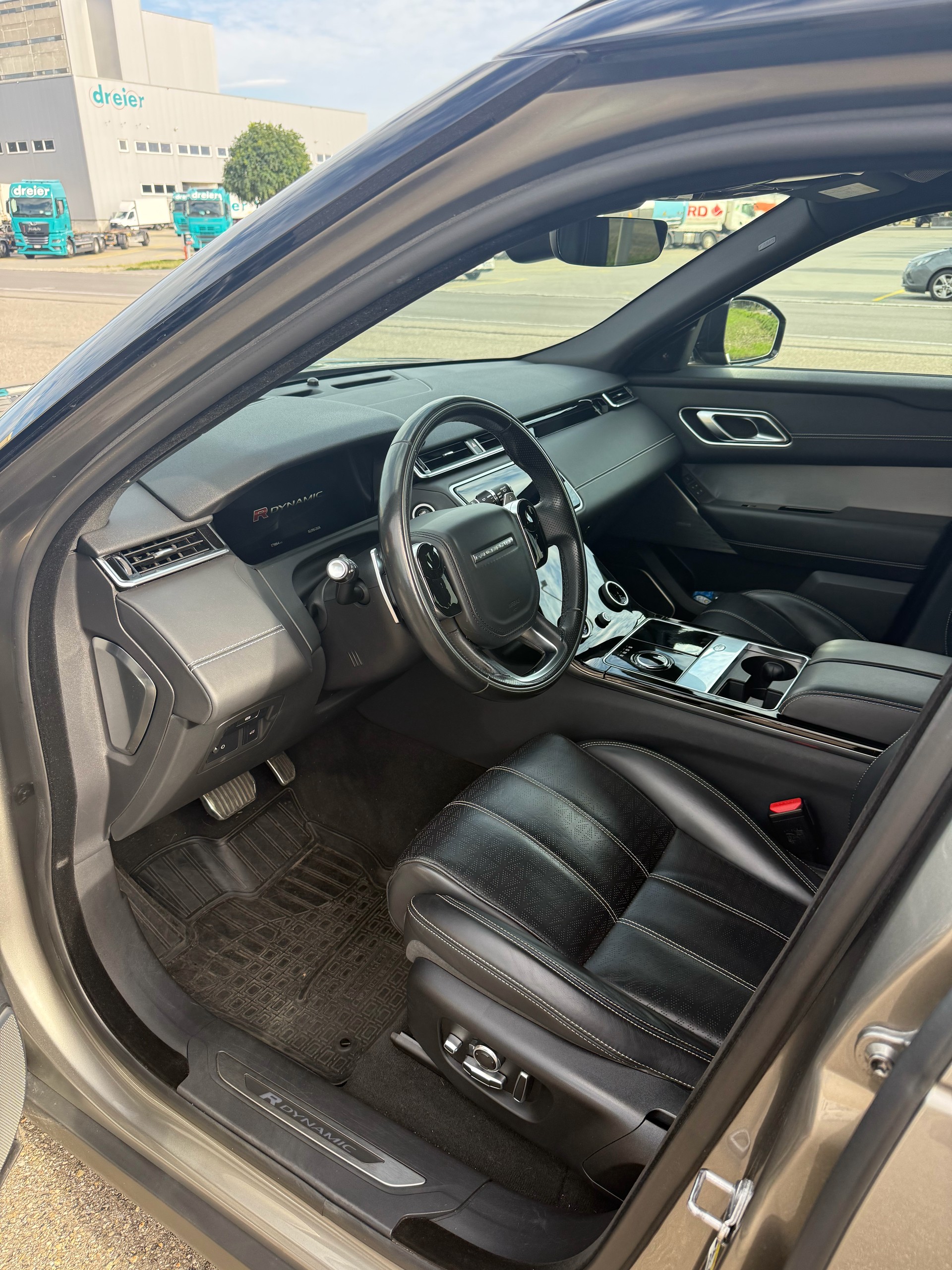 LAND ROVER 3.0 D 300 R-Dynamic-image-6
