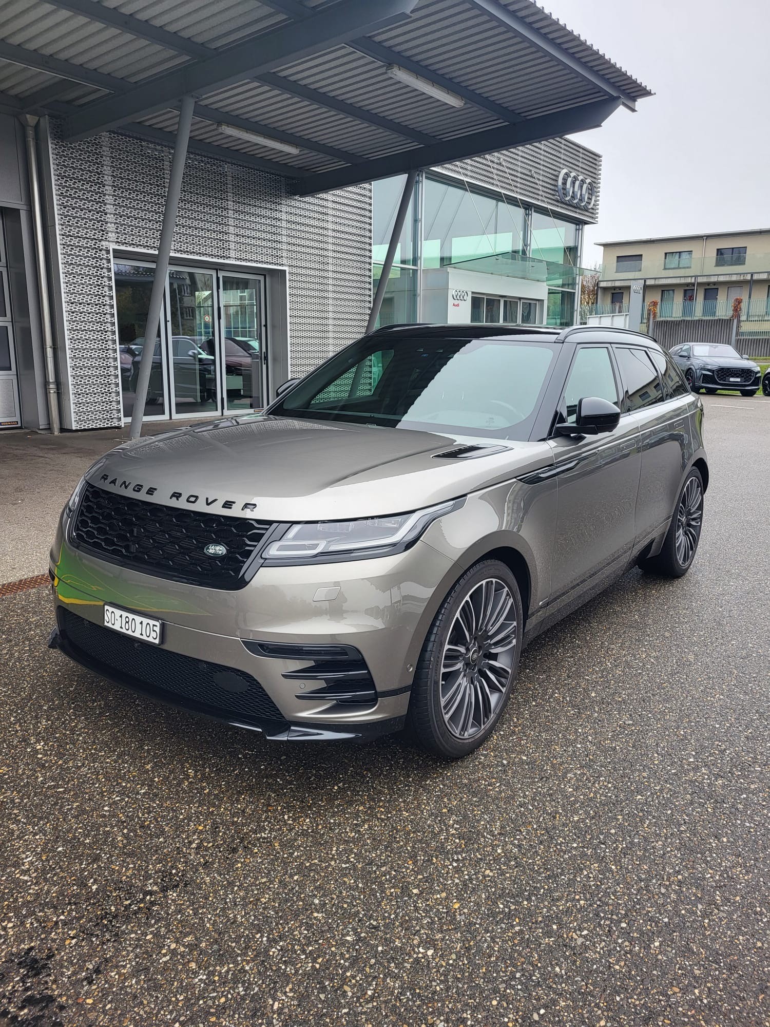 LAND ROVER 3.0 D 300 R-Dynamic-image-0