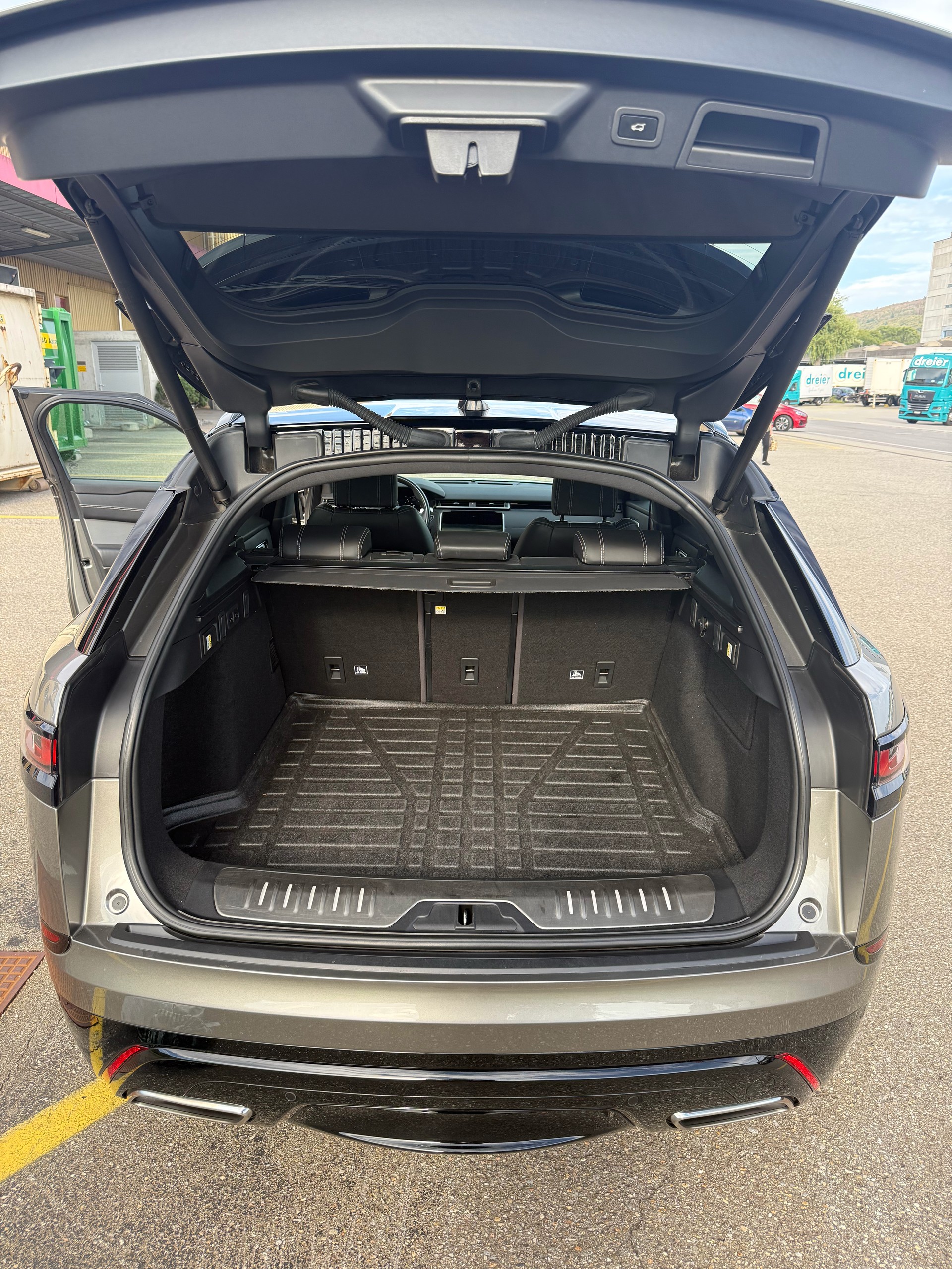 LAND ROVER 3.0 D 300 R-Dynamic-image-12