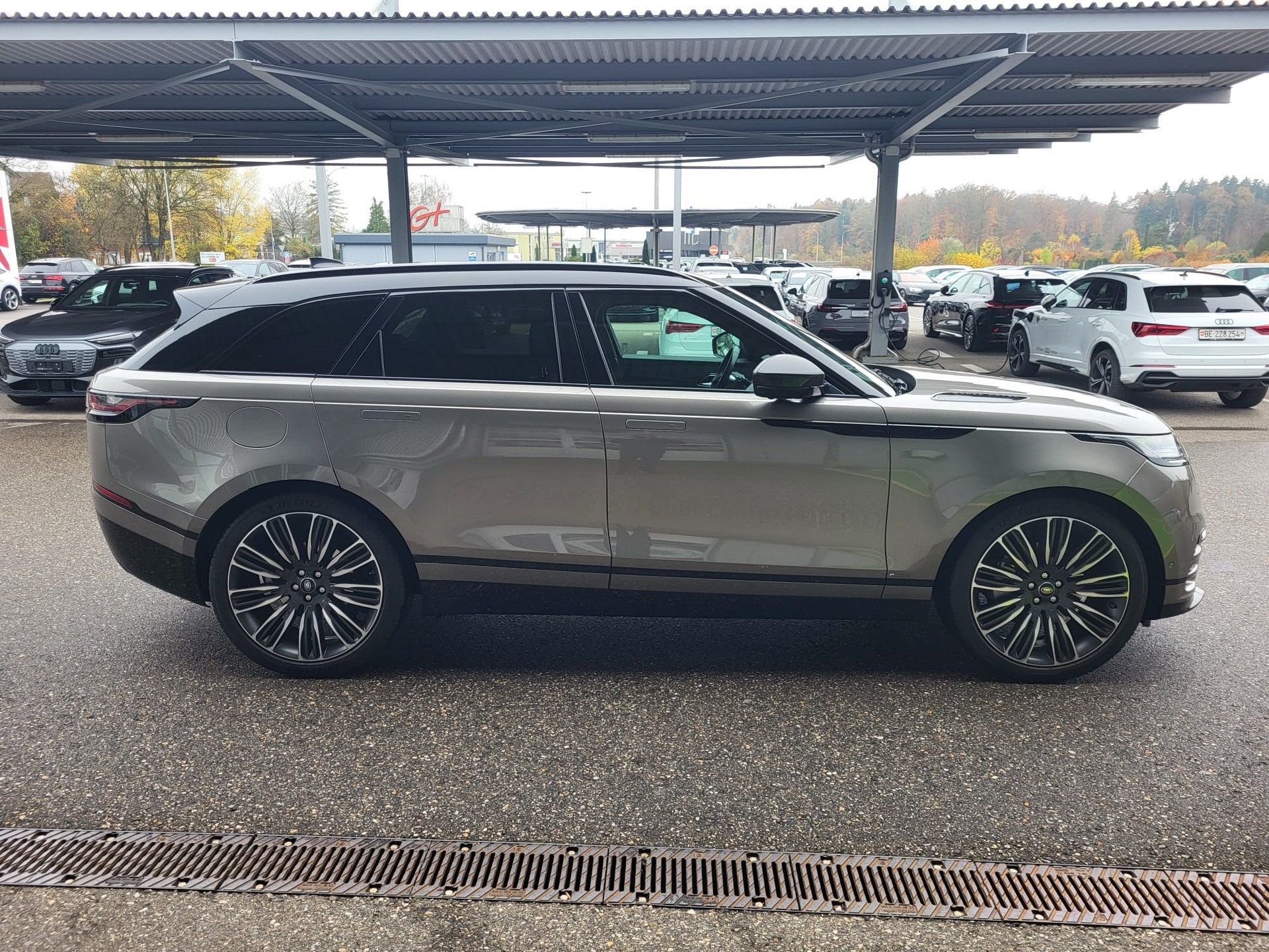 LAND ROVER 3.0 D 300 R-Dynamic-image-2