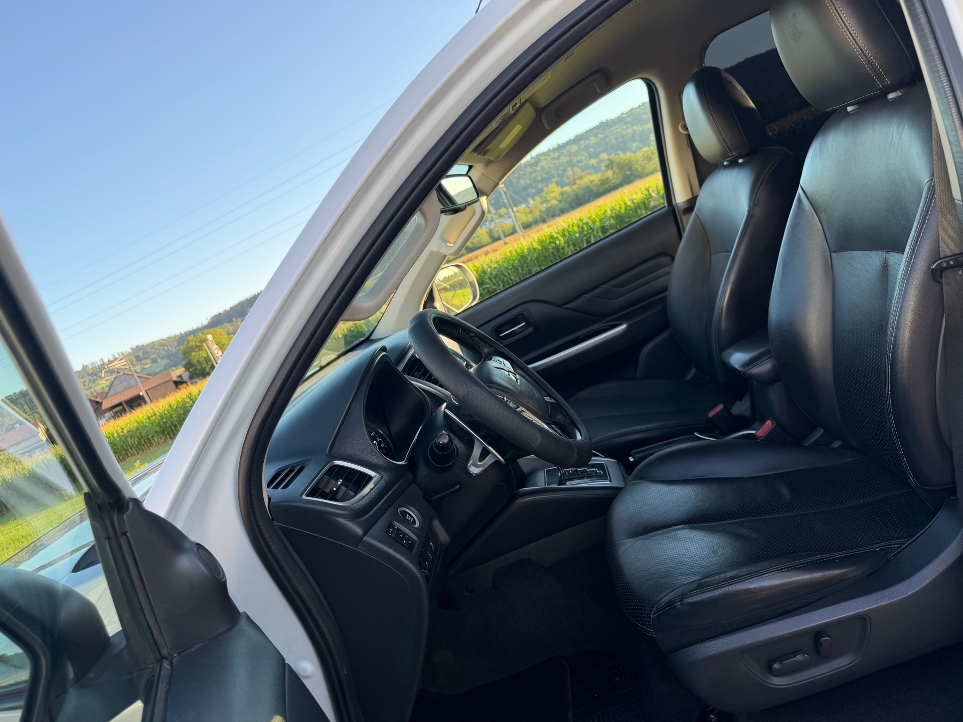 MITSUBISHI L 200 2.2 Diamond Double Cab Automat-360°-Kamera-image-26