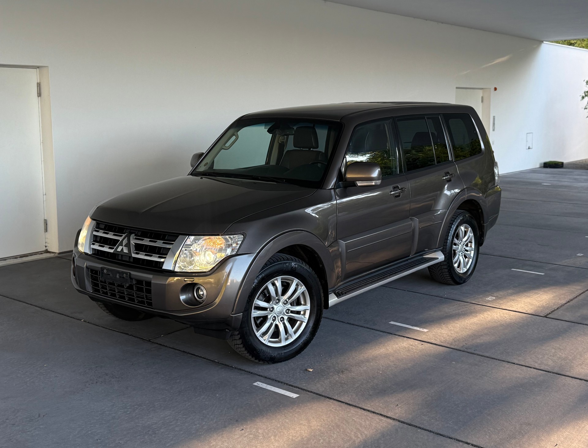 MITSUBISHI Pajero 3.2 DI-D Professional Plus Automatic-image-0