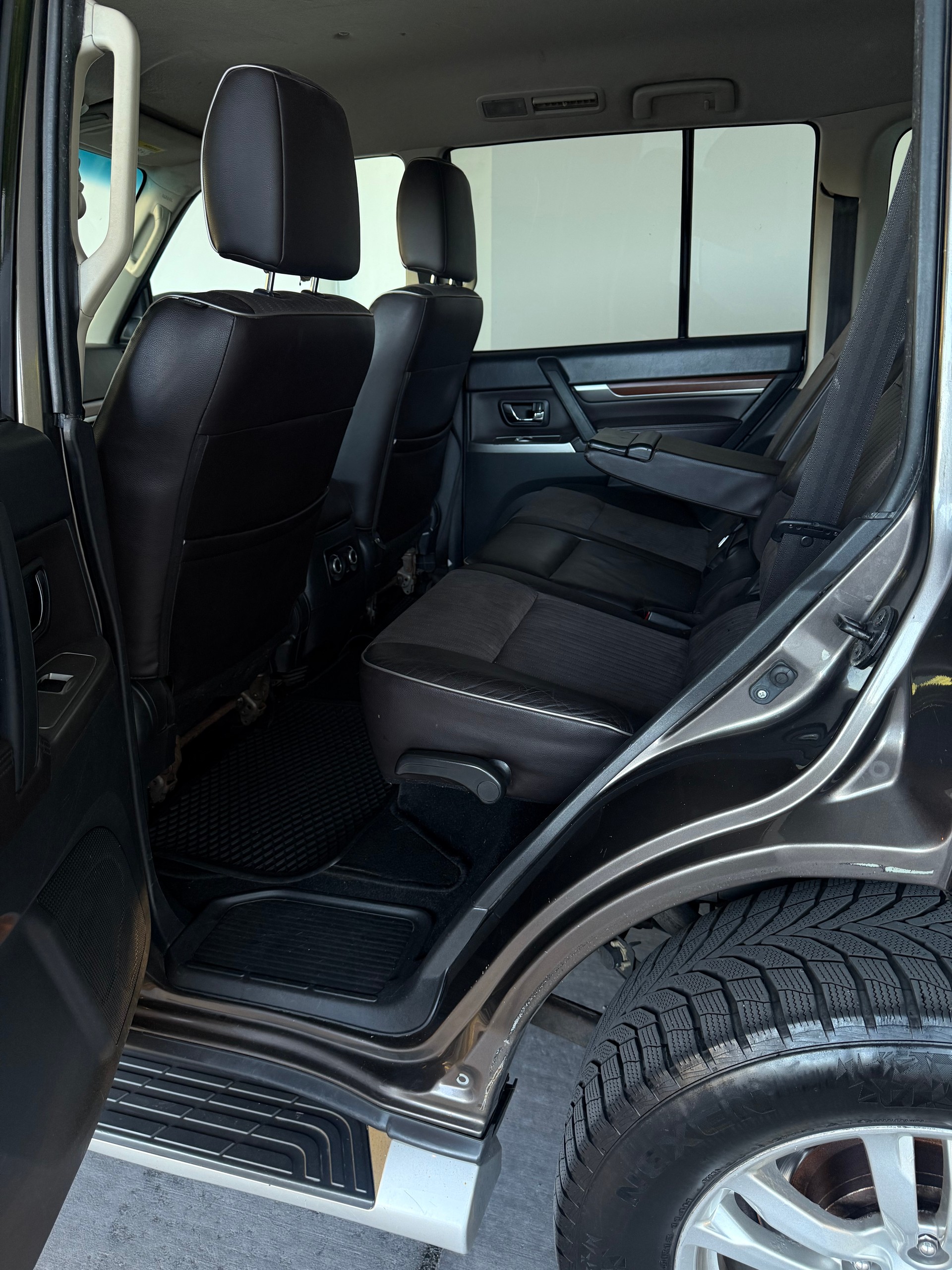 MITSUBISHI Pajero 3.2 DI-D Professional Plus Automatic-image-11