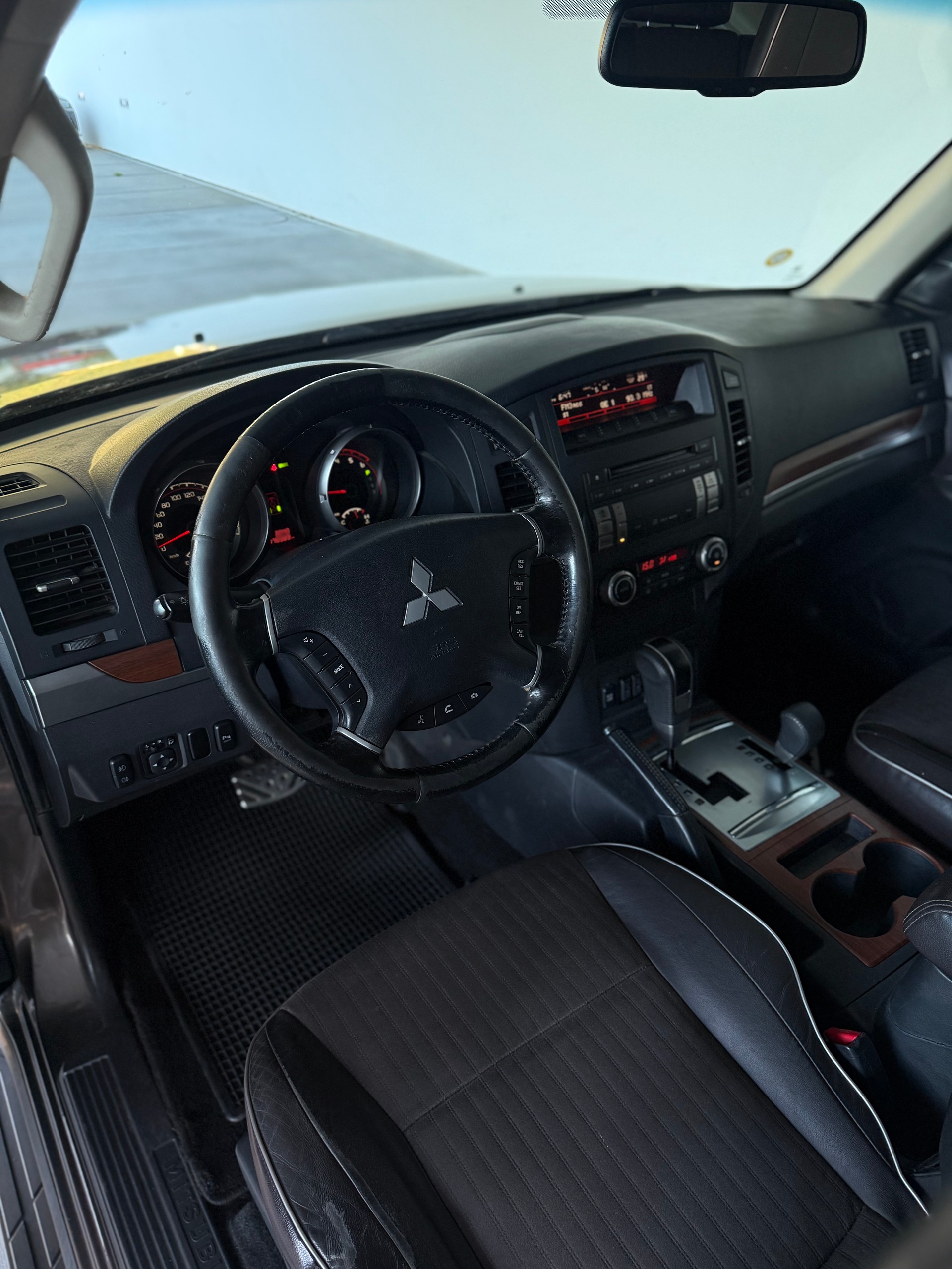MITSUBISHI Pajero 3.2 DI-D Professional Plus Automatic-image-9