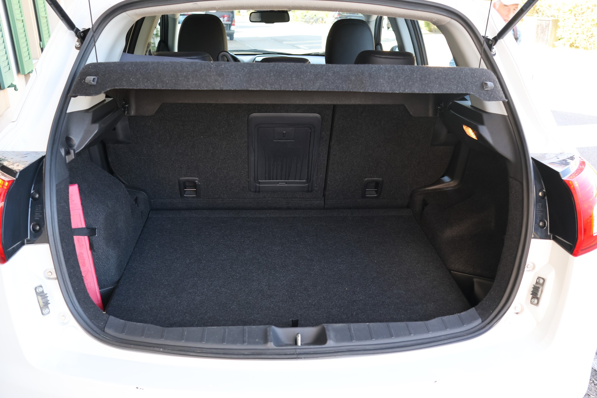 PEUGEOT 4008 1.6 HDi Allure 4WD-image-8