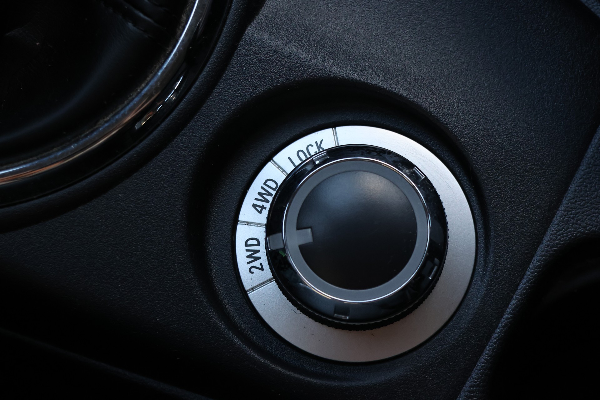PEUGEOT 4008 1.6 HDi Allure 4WD-image-18