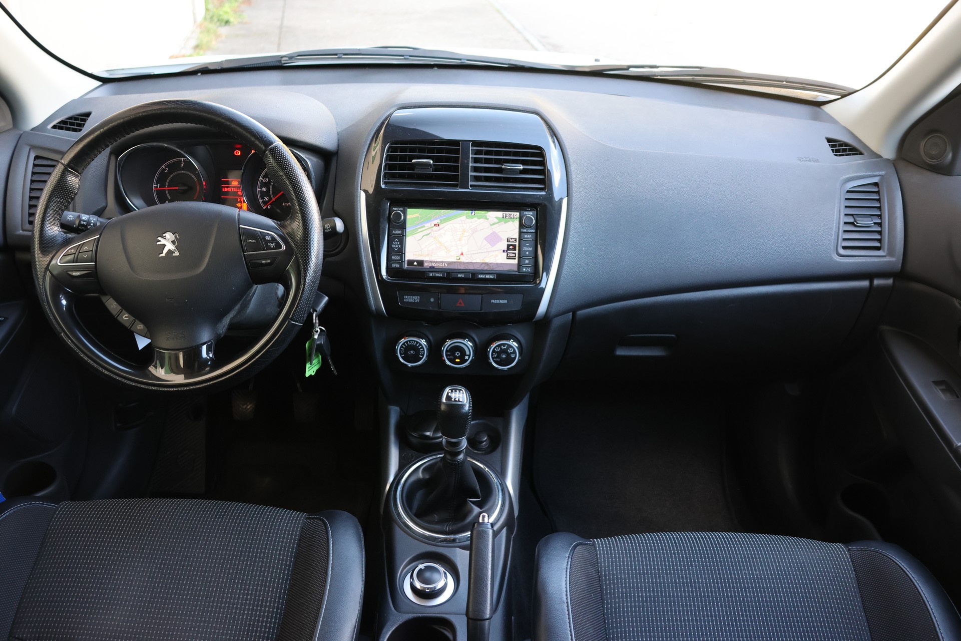 PEUGEOT 4008 1.6 HDi Allure 4WD-image-13