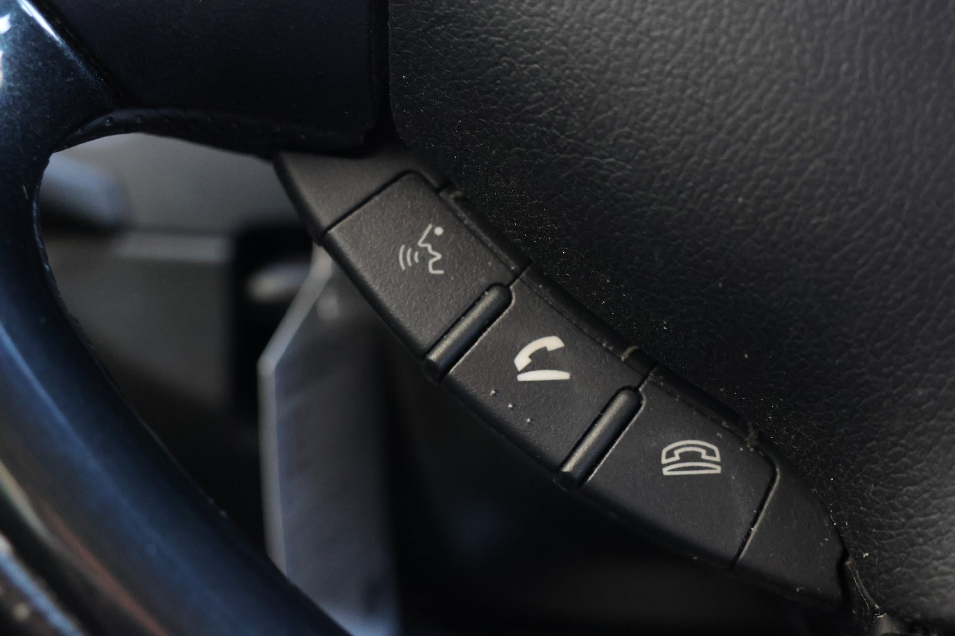 PEUGEOT 4008 1.6 HDi Allure 4WD-image-21