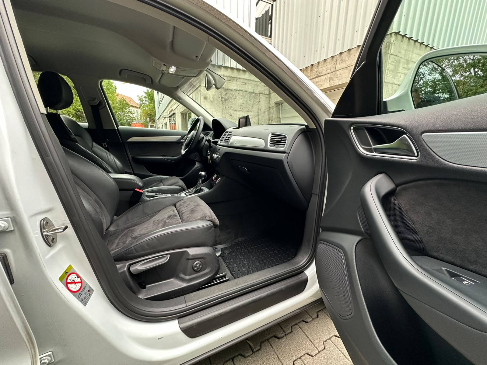 AUDI Q3 2.0 TDI quattro S-tronic-image-15