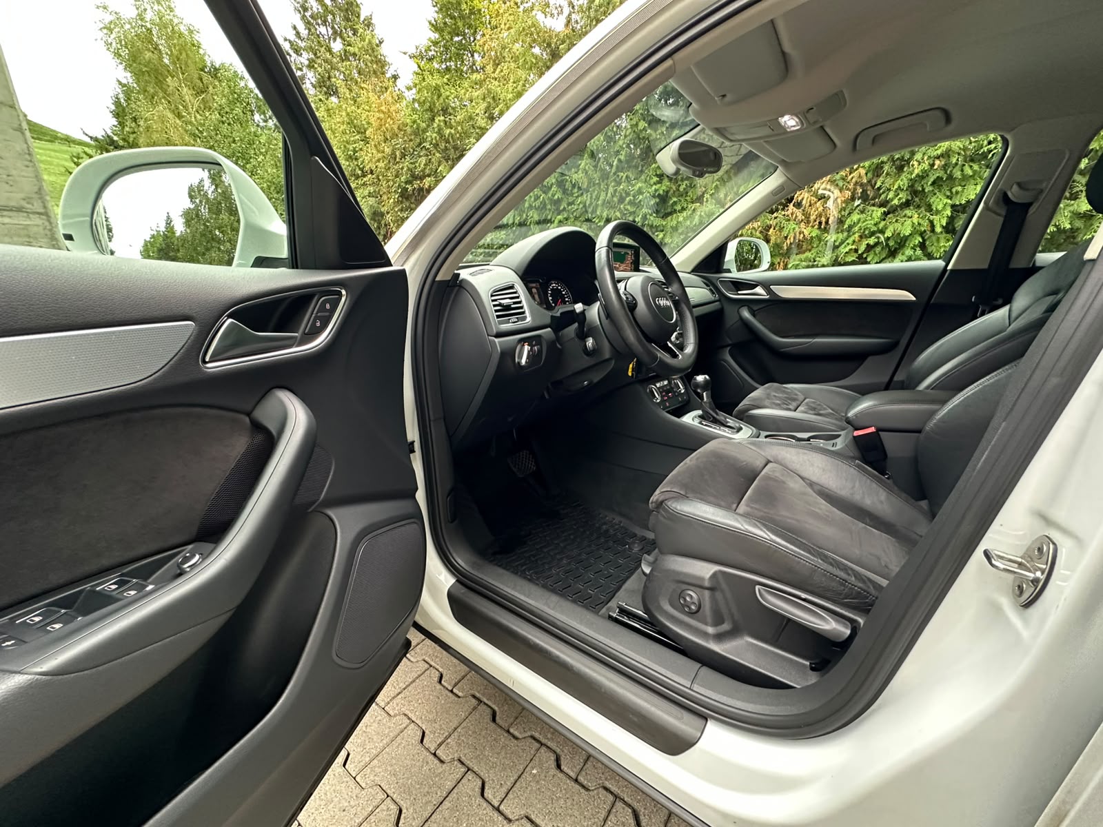 AUDI Q3 2.0 TDI quattro S-tronic-image-9