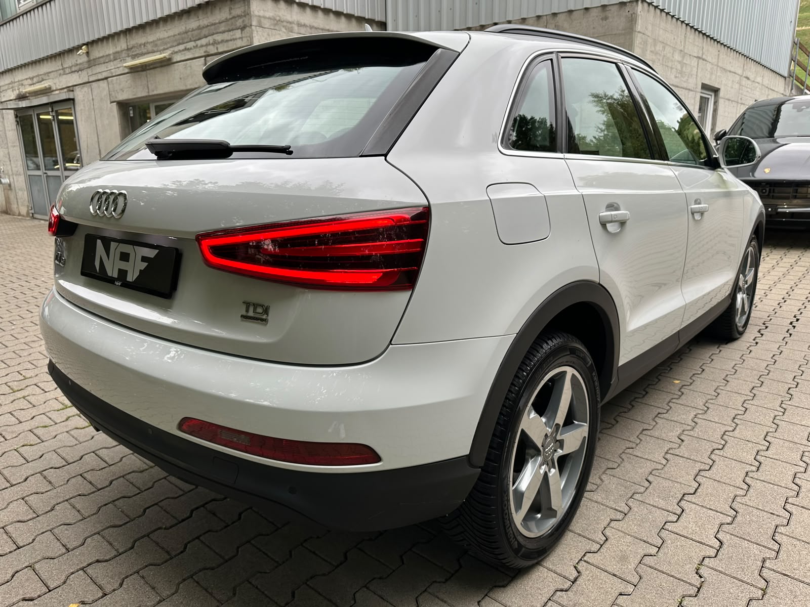 AUDI Q3 2.0 TDI quattro S-tronic-image-4
