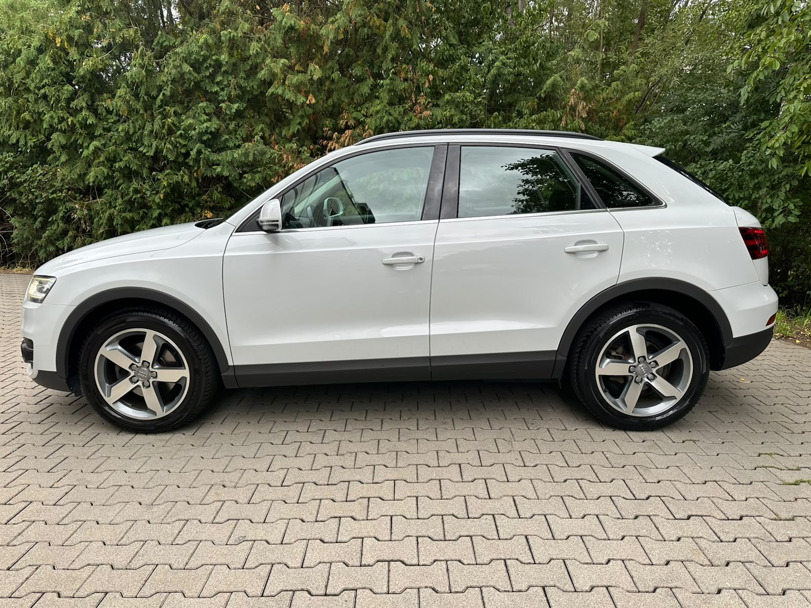AUDI Q3 2.0 TDI quattro S-tronic-image-1