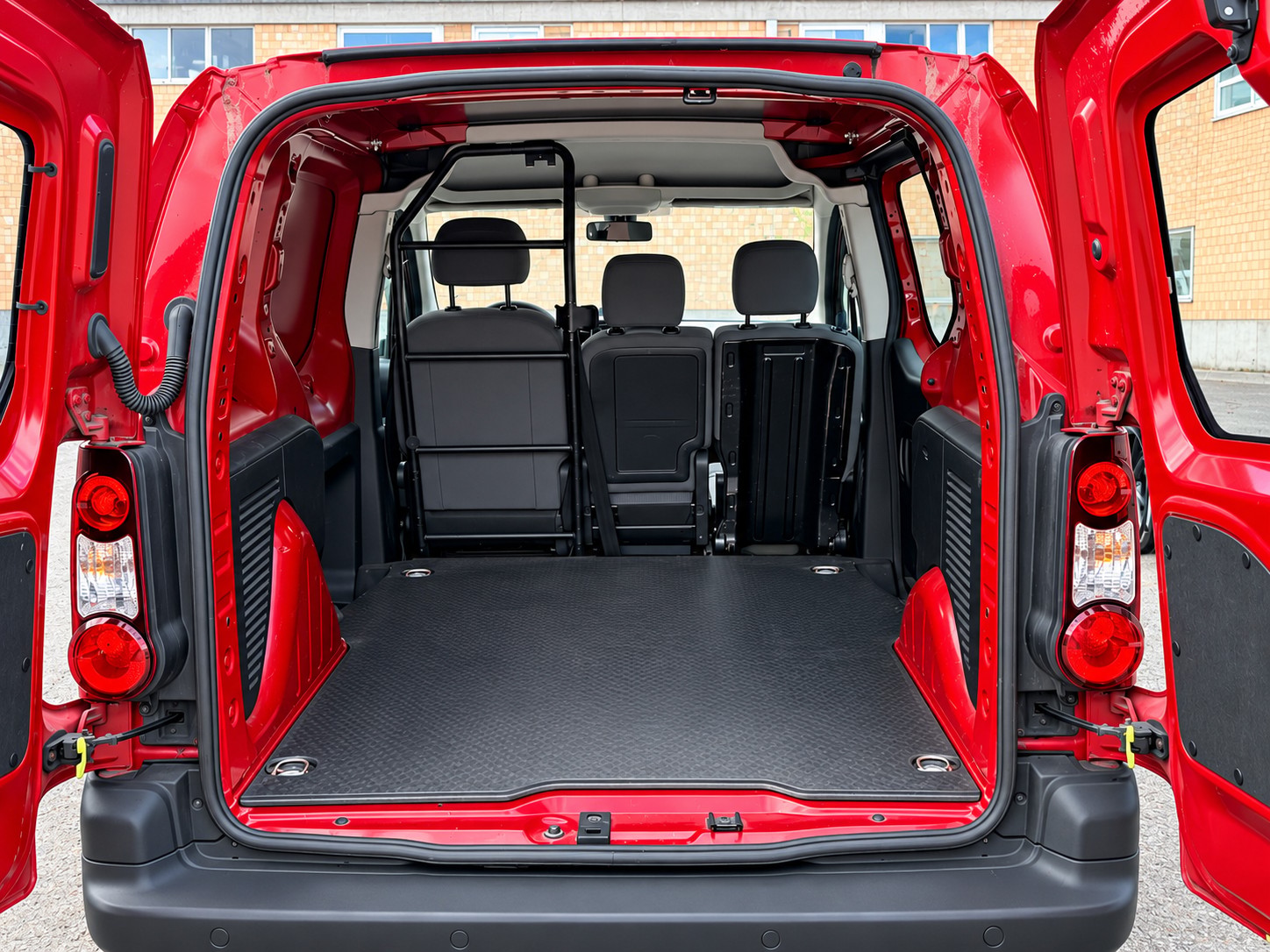 PEUGEOT Partner 1.6 e-HDI Urban Pack Automat-image-14