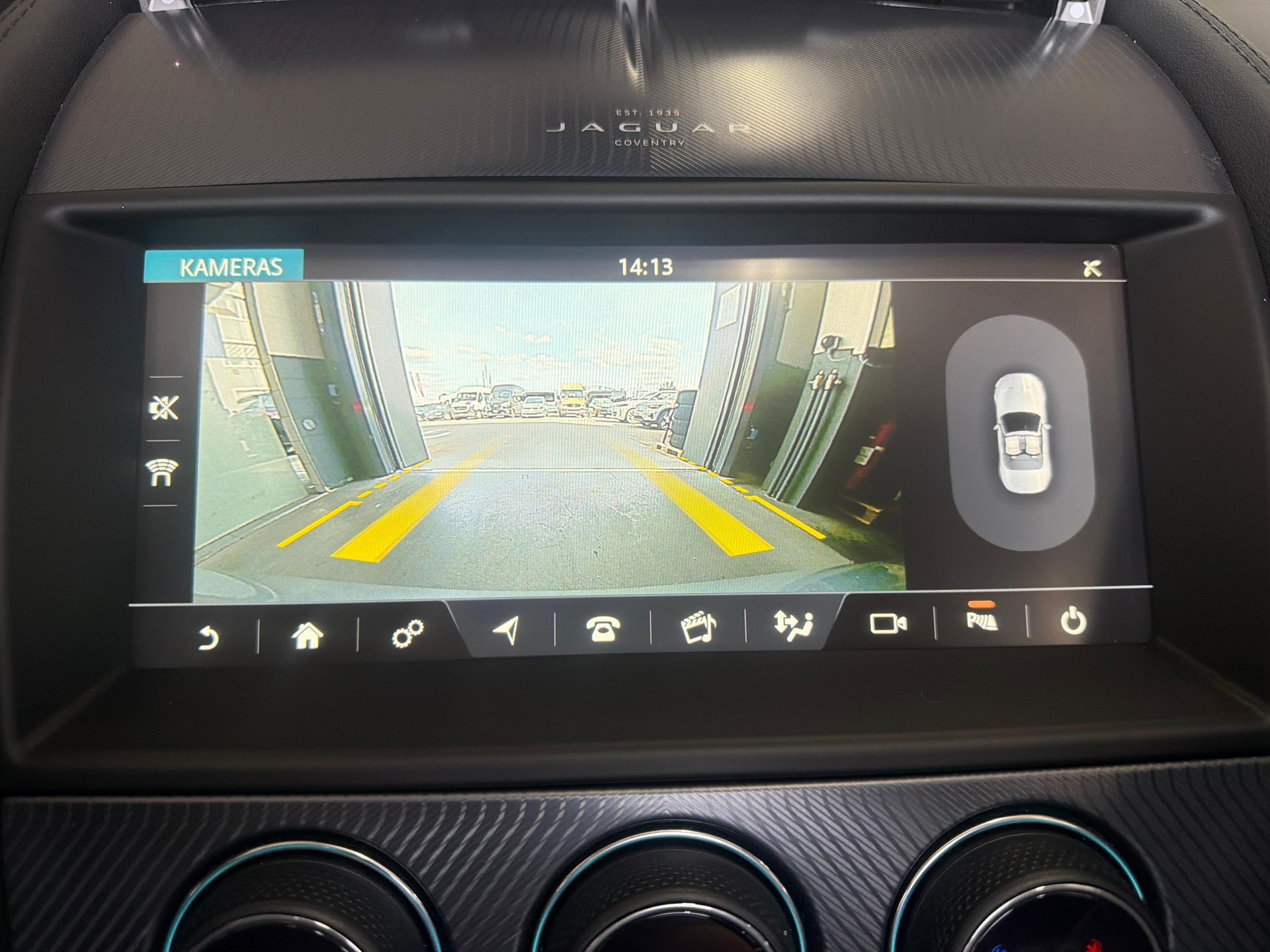 JAGUAR F-Type Convertible 2.0 R-Dynamic-image-16