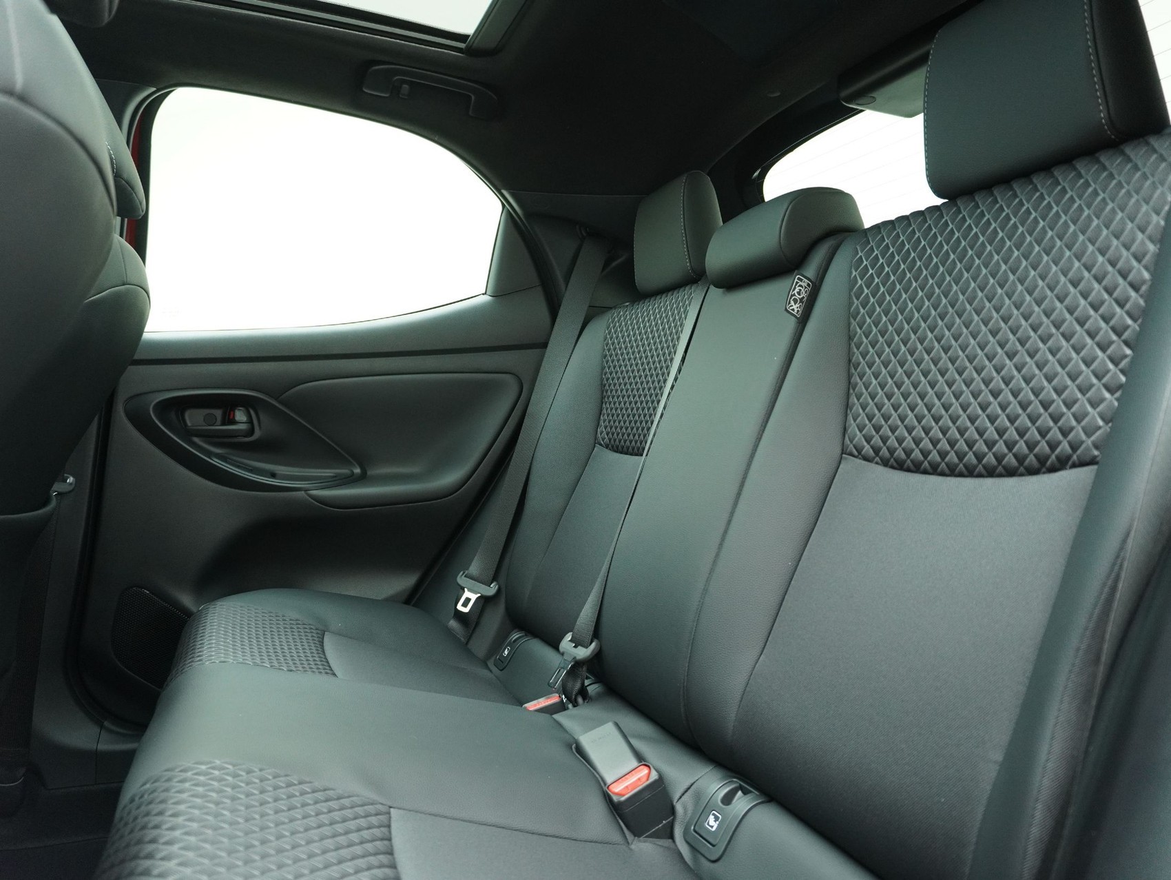 TOYOTA Yaris 1.5 VVT-i HSD Premium ** Panorama-Glasdach **-image-16