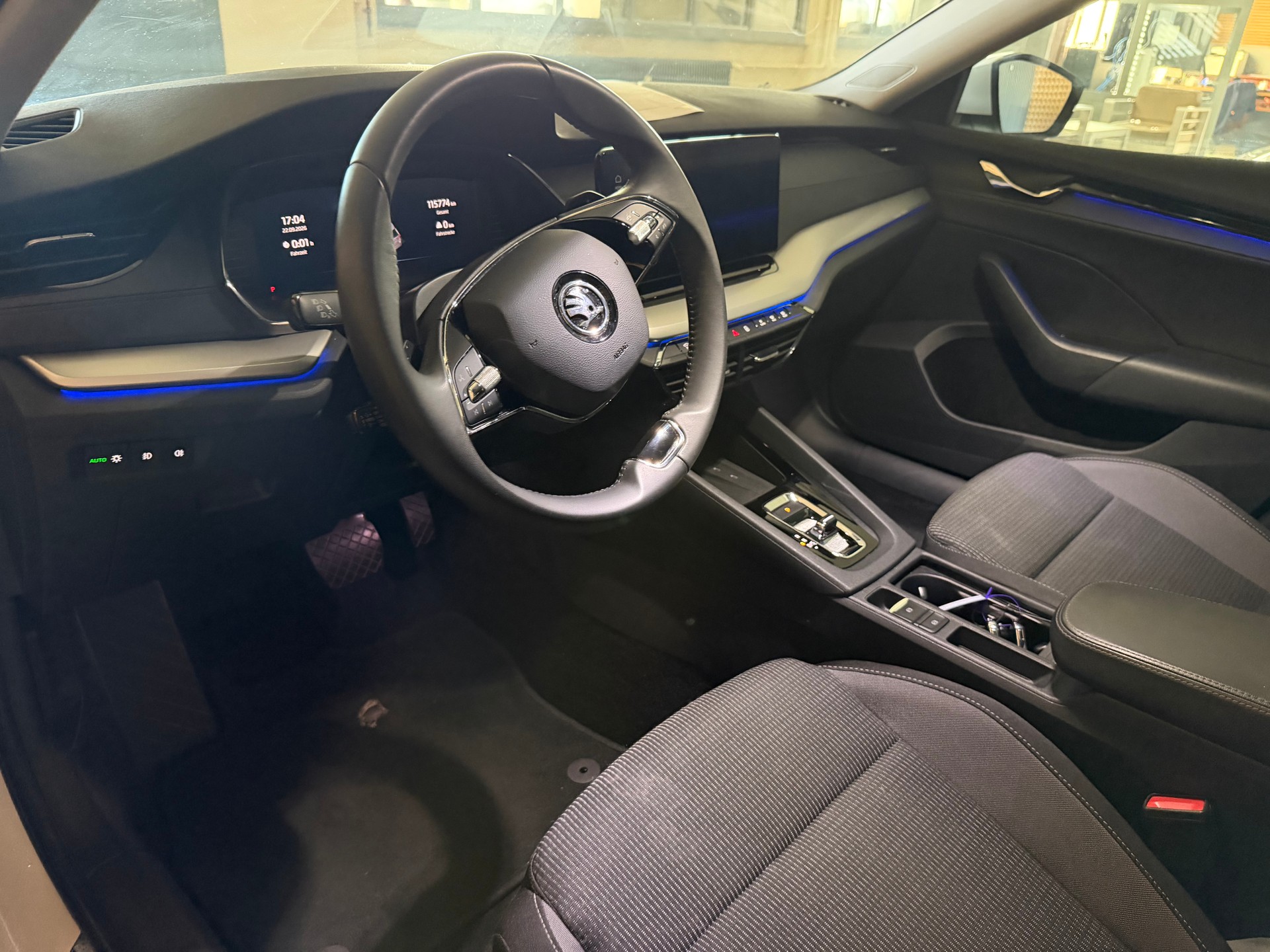 SKODA Octavia Combi 2.0 TDI DSG Ambition-image-9