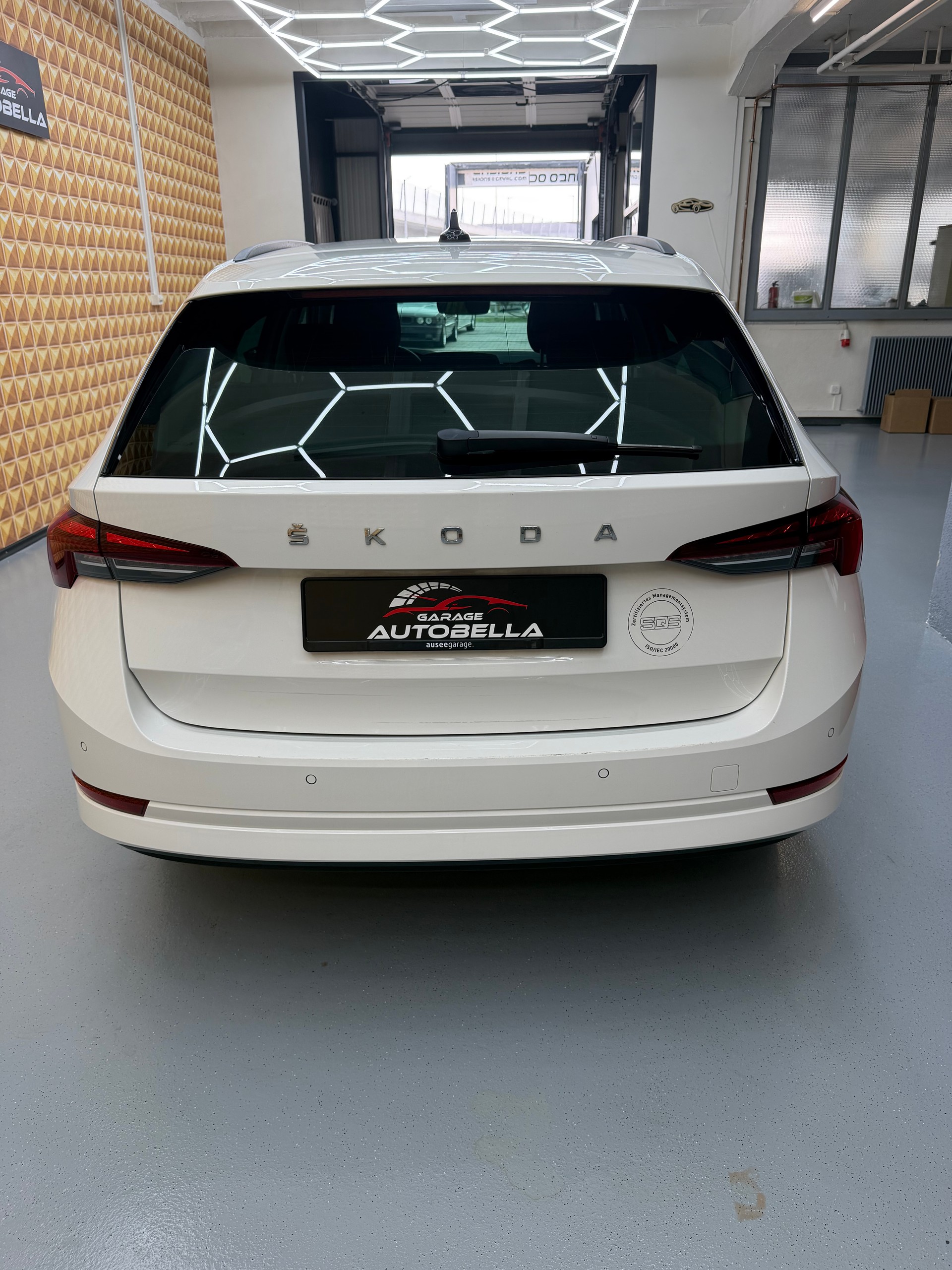 SKODA Octavia Combi 2.0 TDI DSG Ambition-image-3