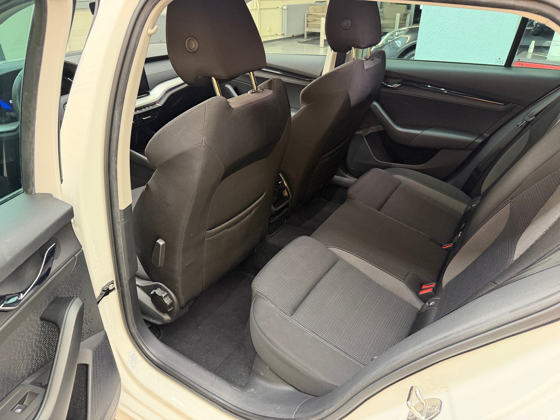 SKODA Octavia Combi 2.0 TDI DSG Ambition-image-6