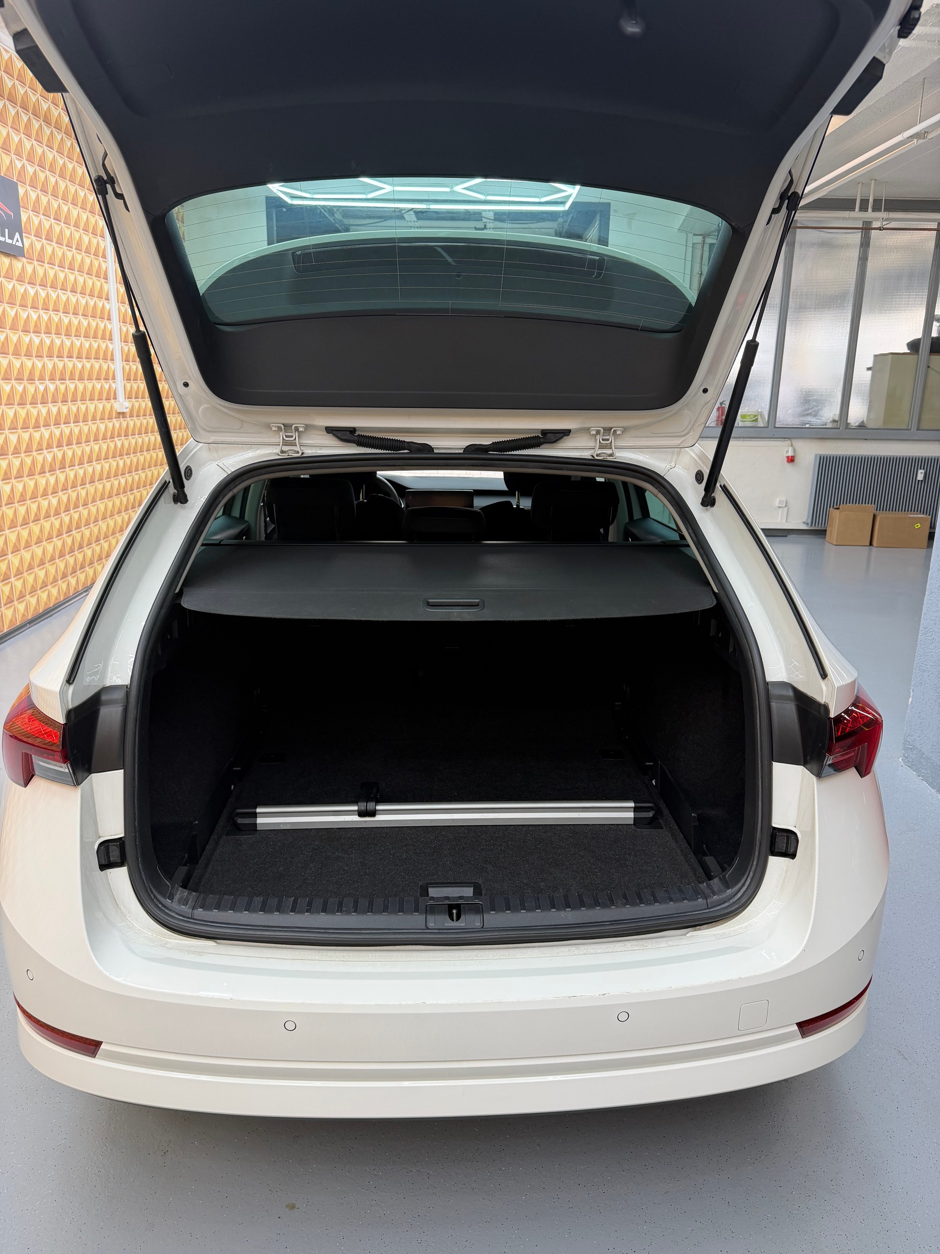 SKODA Octavia Combi 2.0 TDI DSG Ambition-image-7