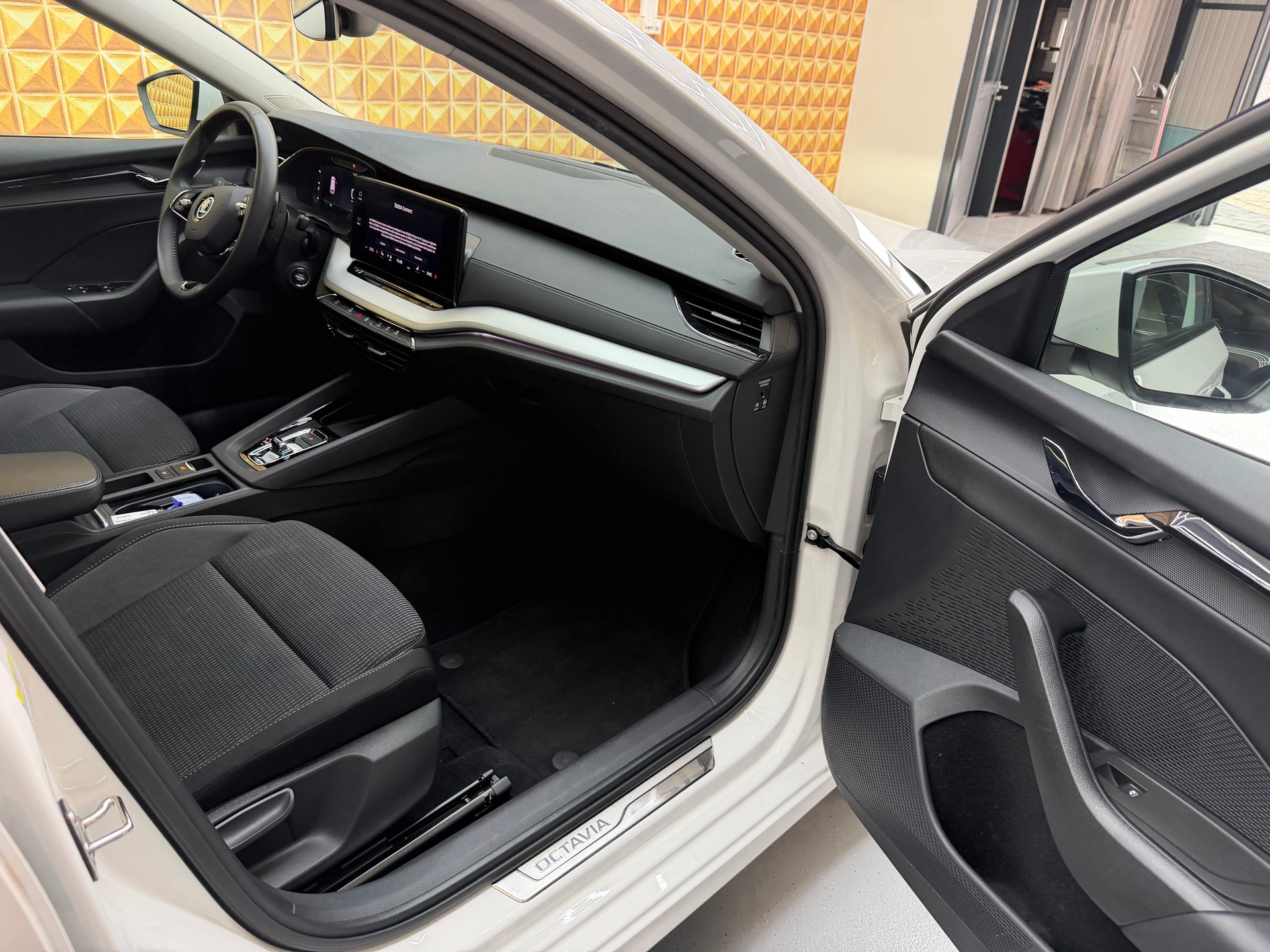 SKODA Octavia Combi 2.0 TDI DSG Ambition-image-8