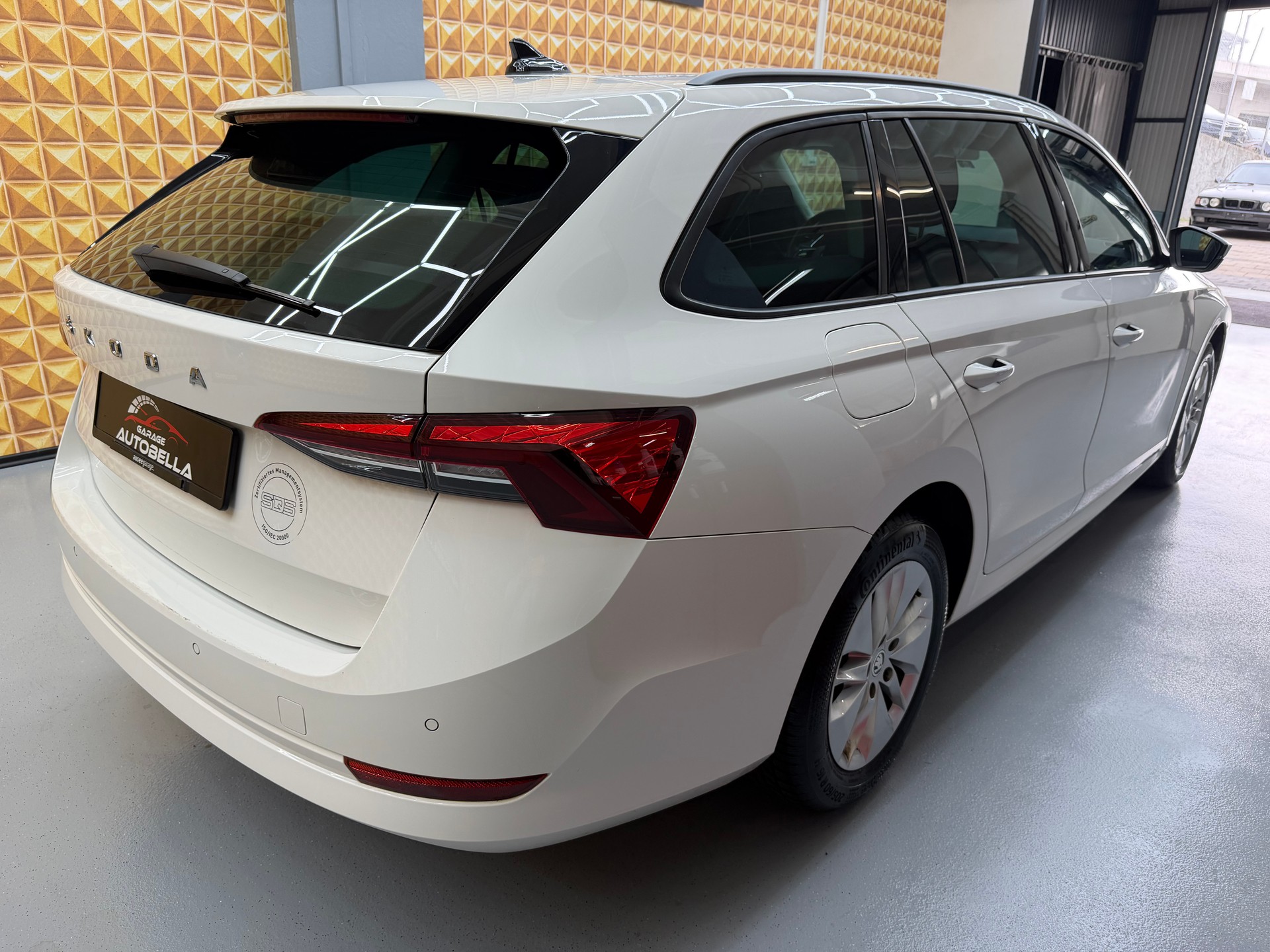SKODA Octavia Combi 2.0 TDI DSG Ambition-image-2